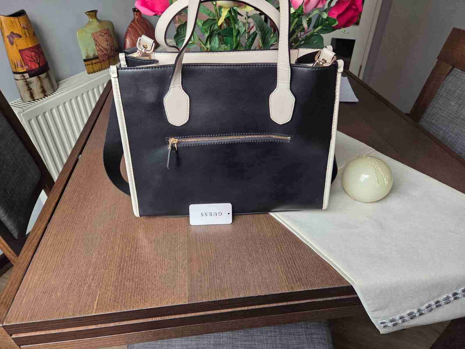 Bolso Negro Guess con Correa - miniatura 4