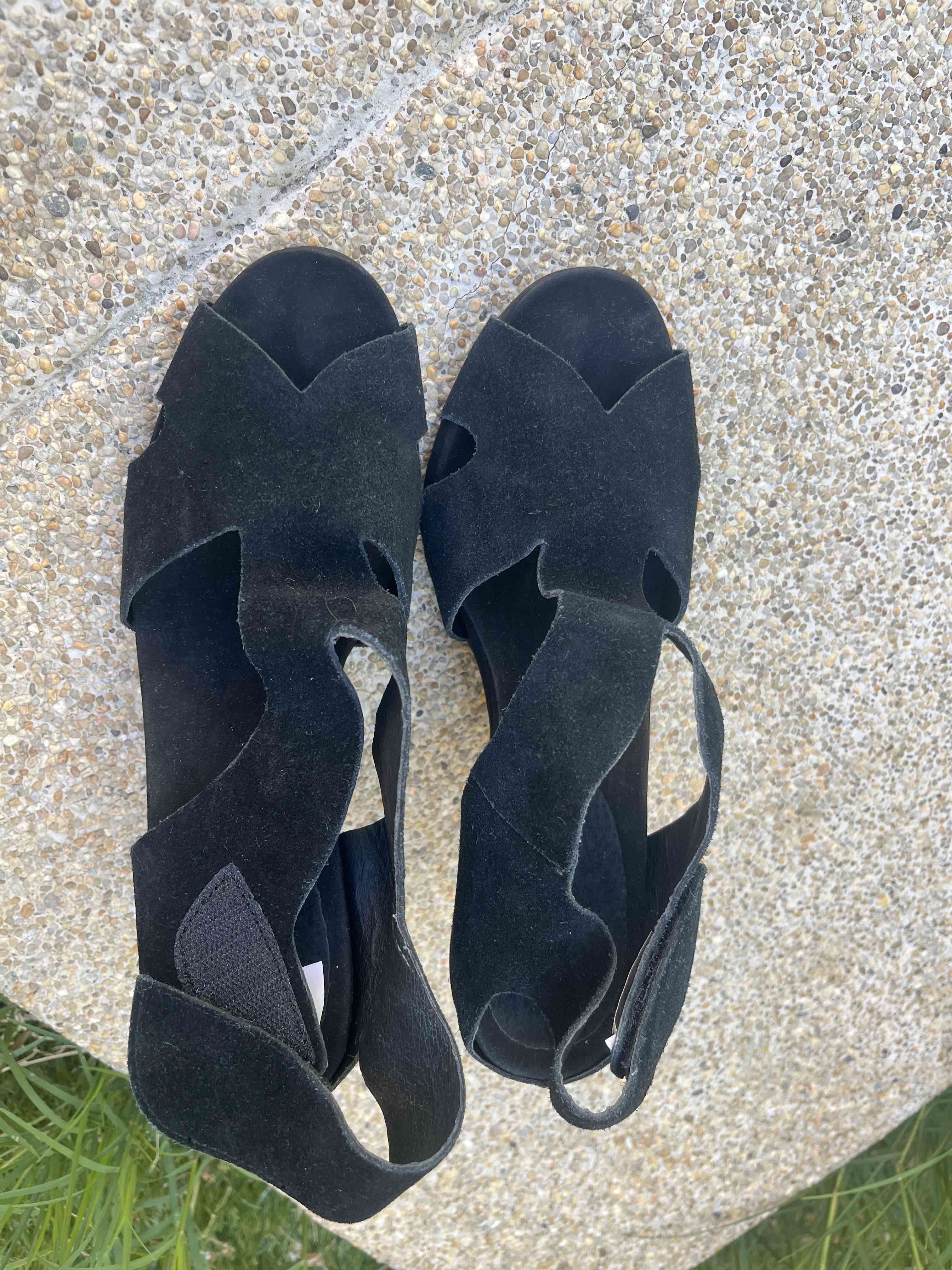 Sandalias negras de gamuza marca BASEMENT