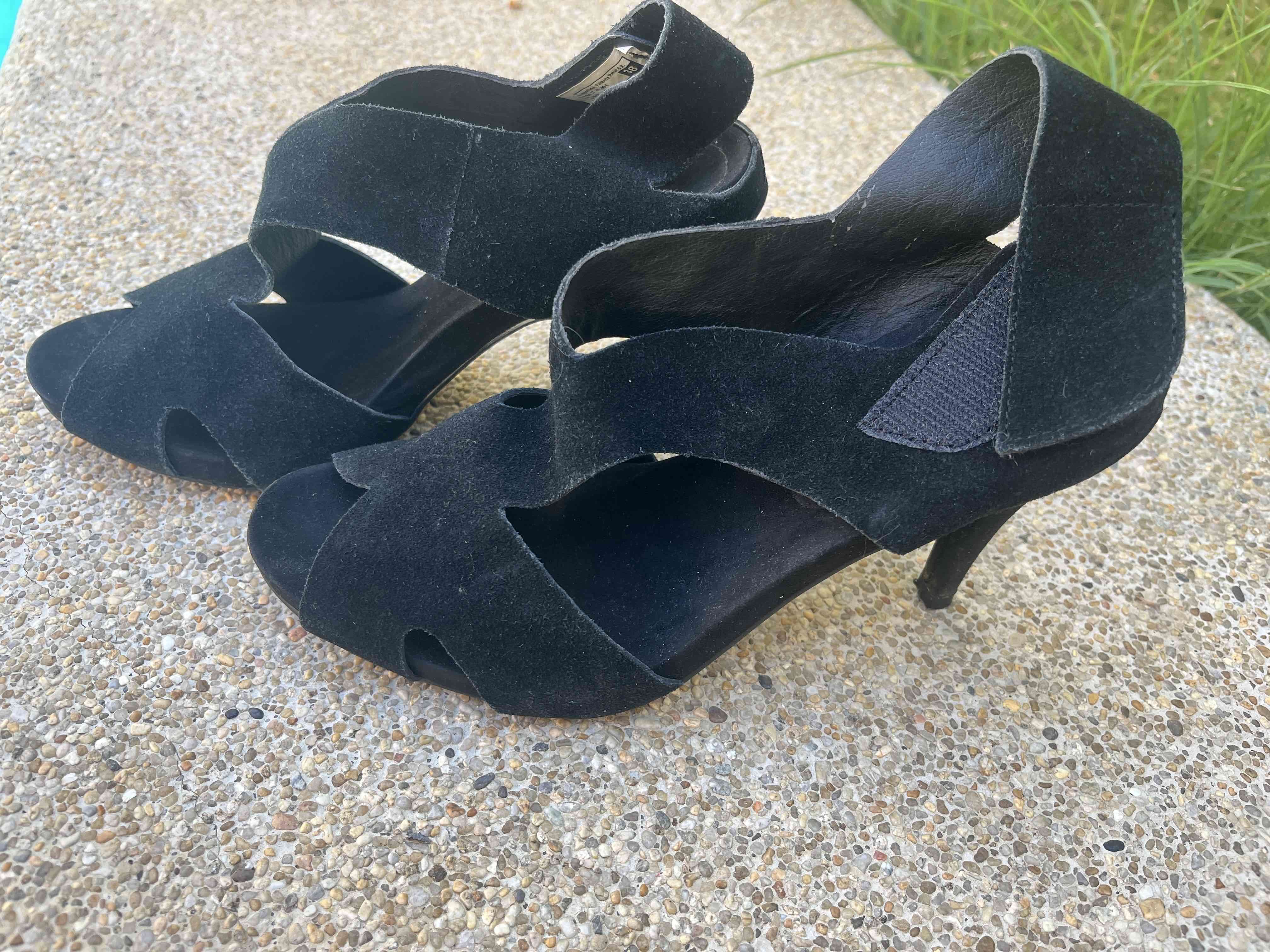 Sandalias negras de gamuza marca BASEMENT - miniatura 2