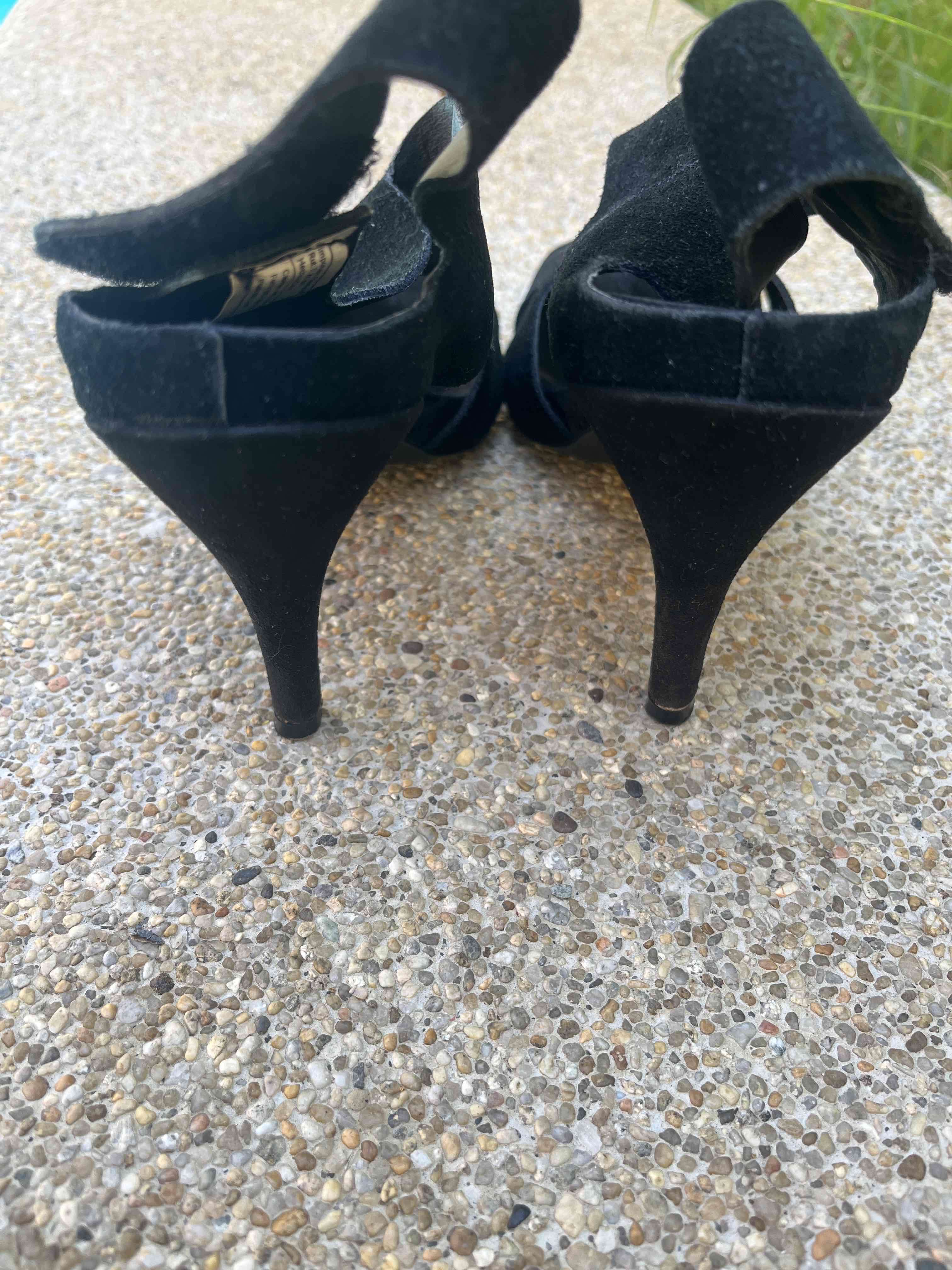 Sandalias negras de gamuza marca BASEMENT - miniatura 3