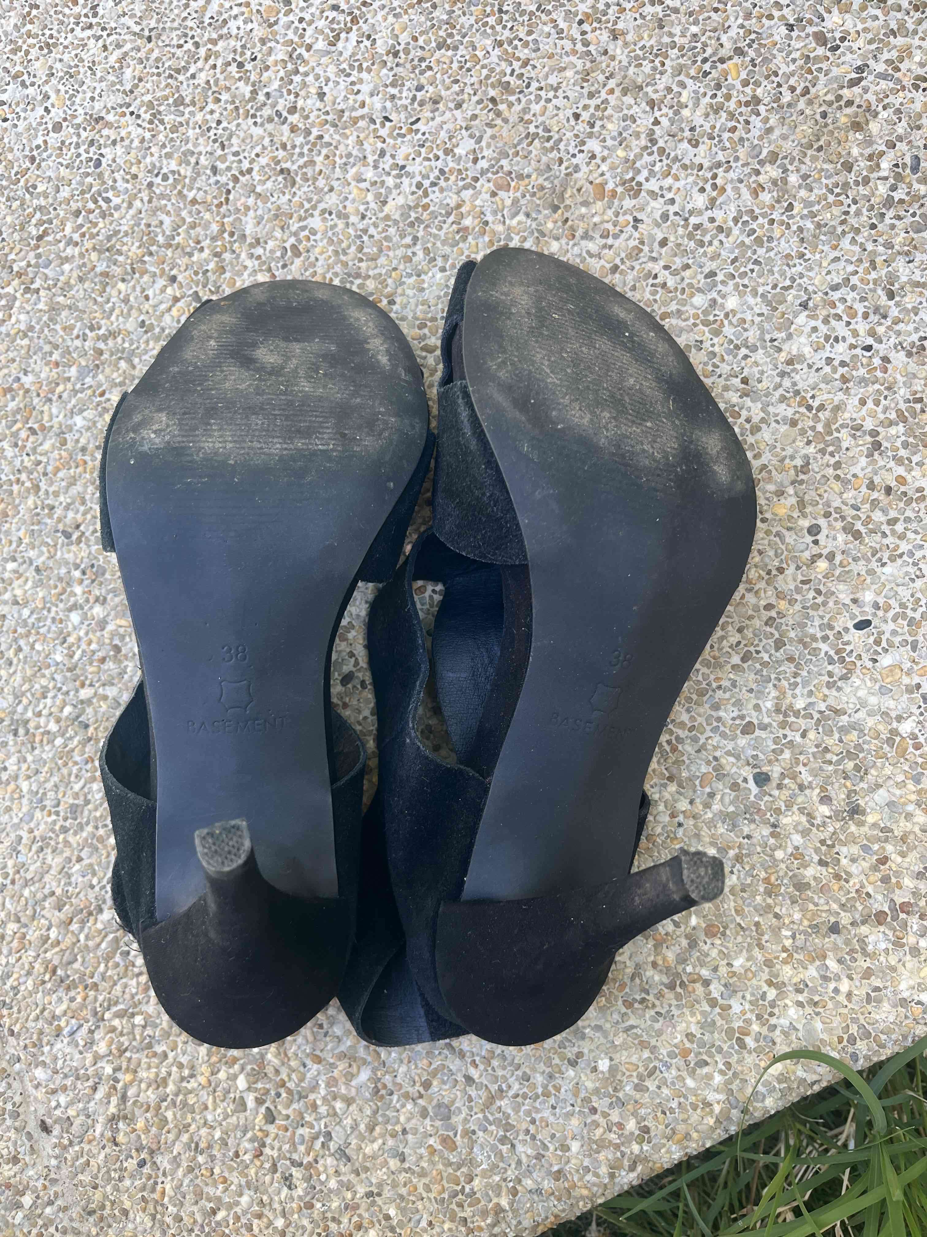 Sandalias negras de gamuza marca BASEMENT - miniatura 4