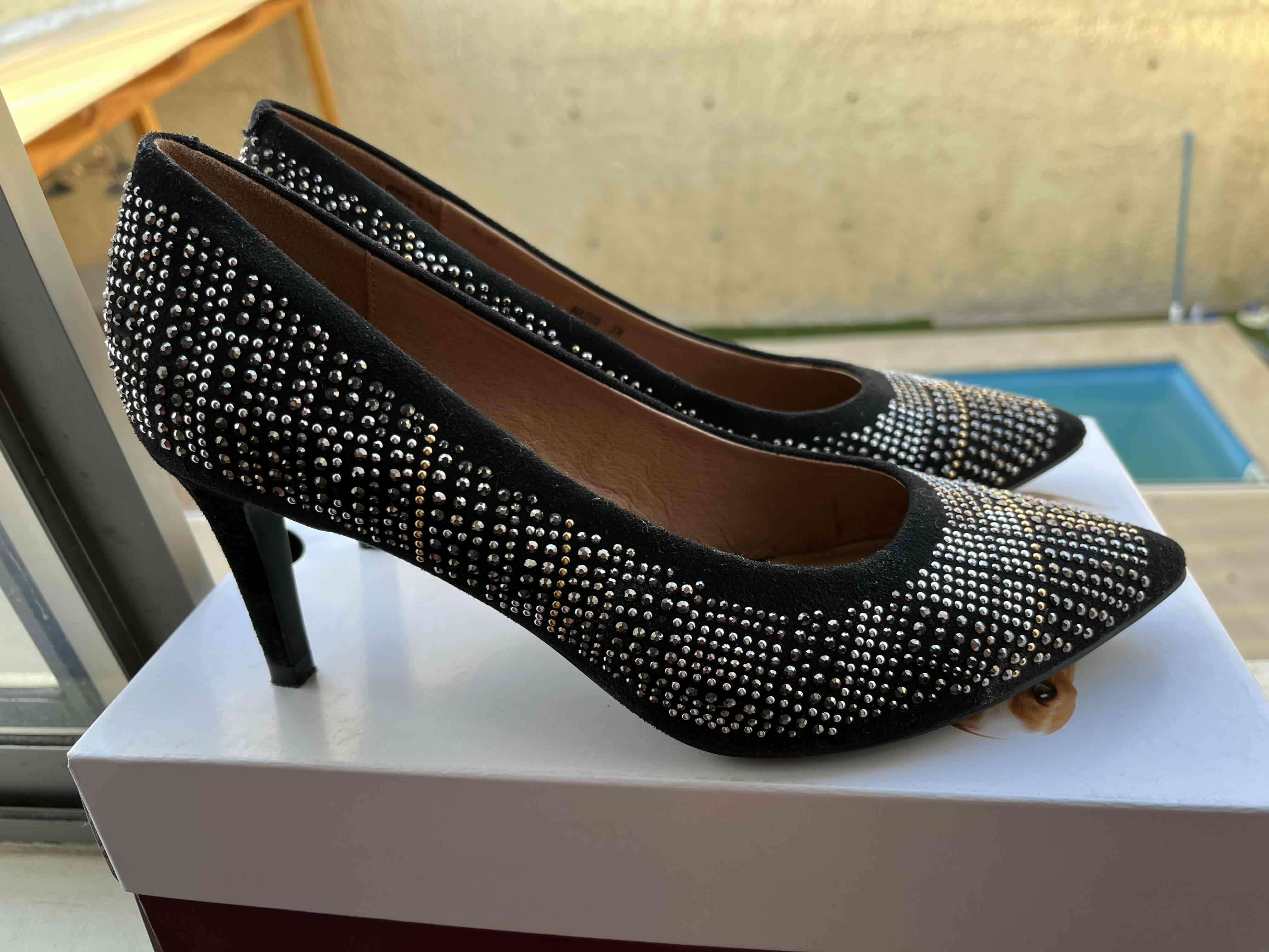 Tacones negros con incrustaciones HUSH PUPPIES