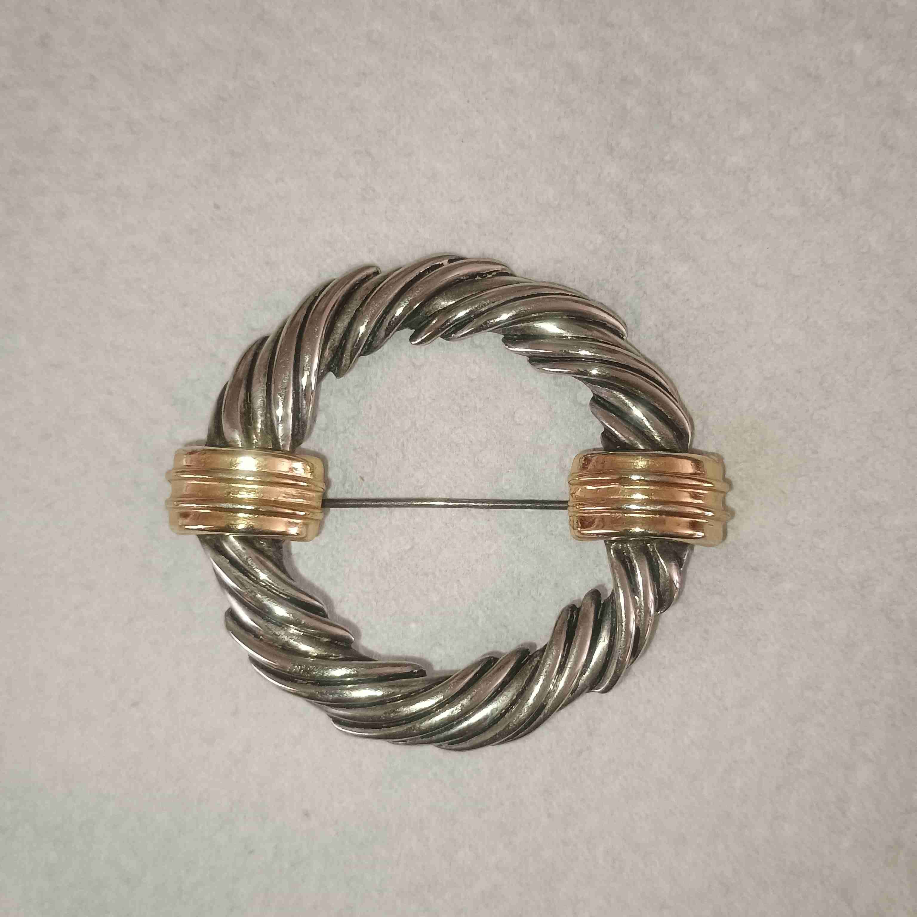 Broche circular en dos tonos