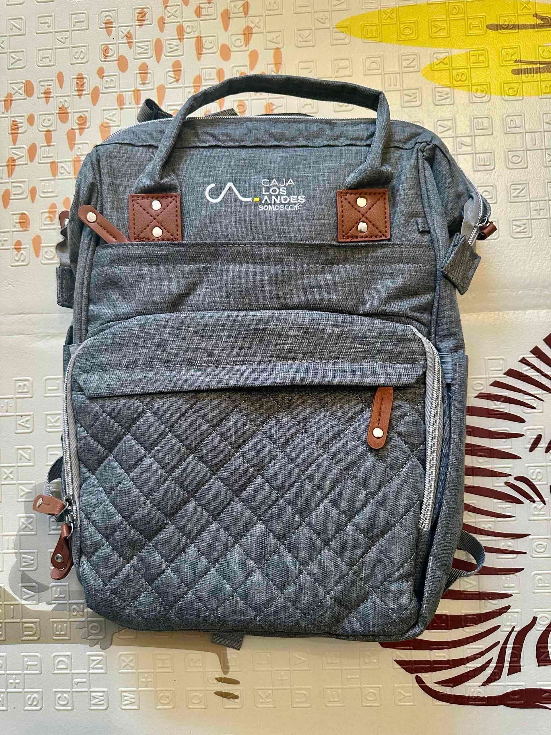 Mochila gris acolchada
