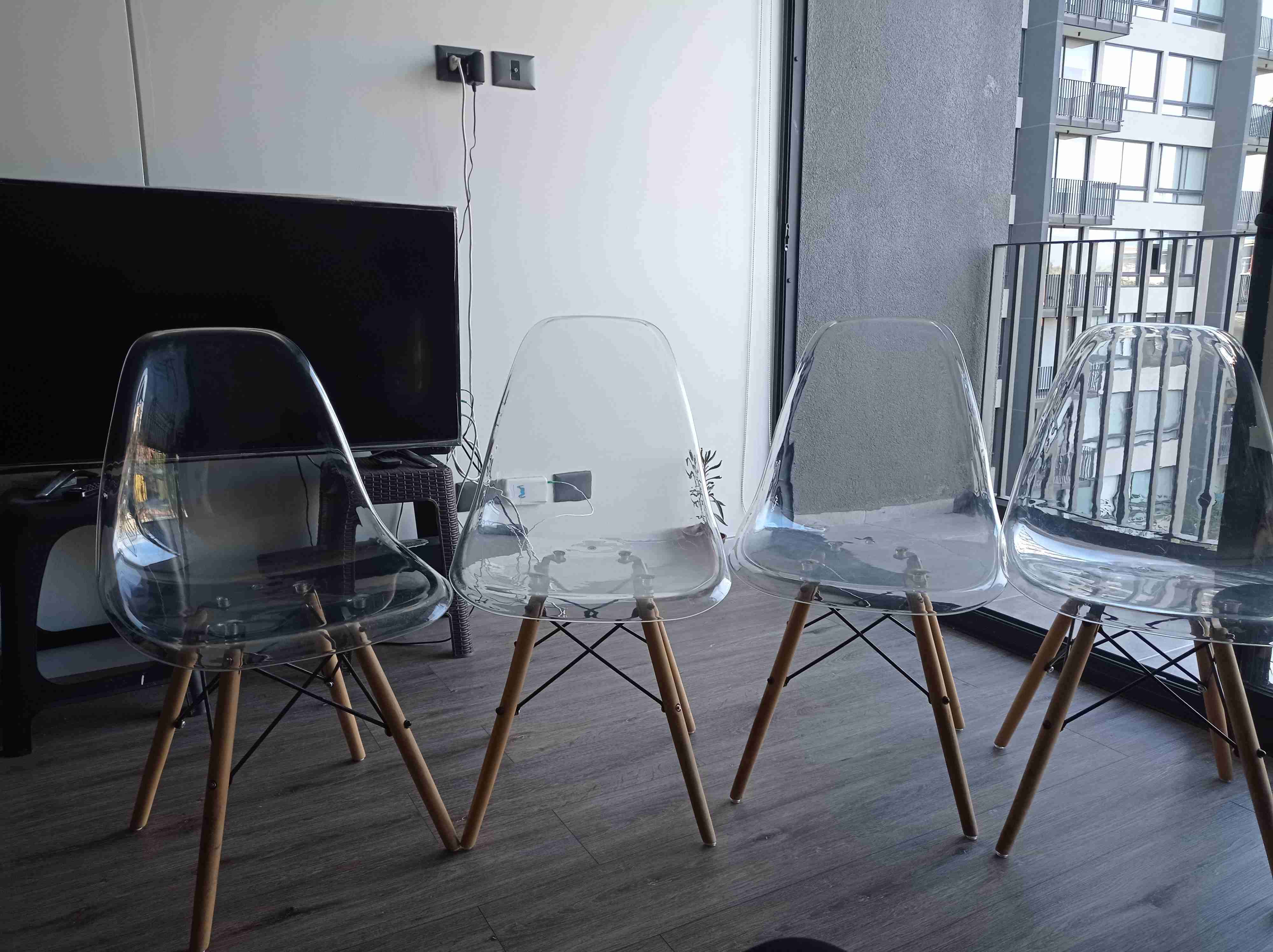 Juego de sillas transparentes modernas