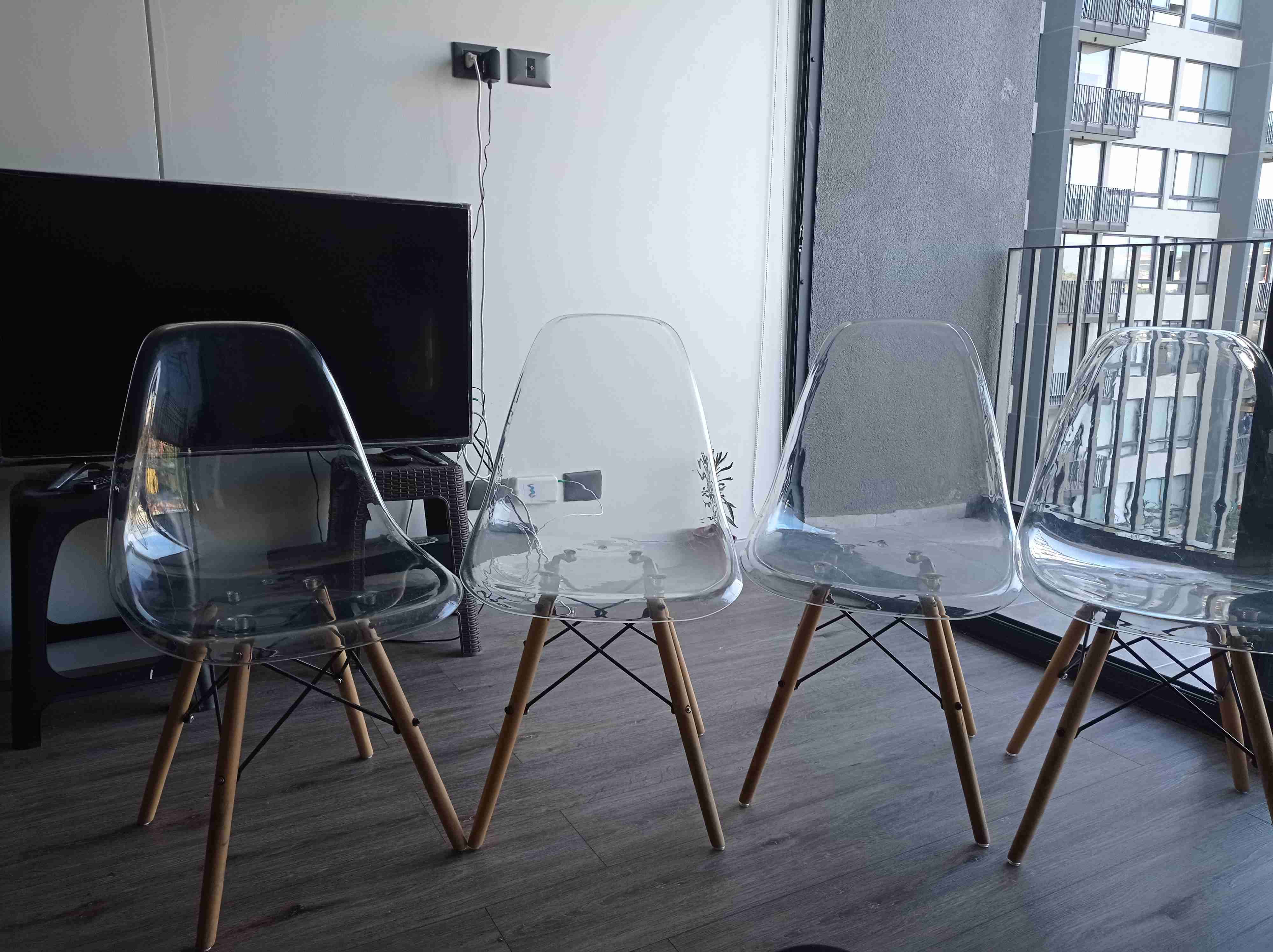 Juego de sillas transparentes modernas - miniatura 2