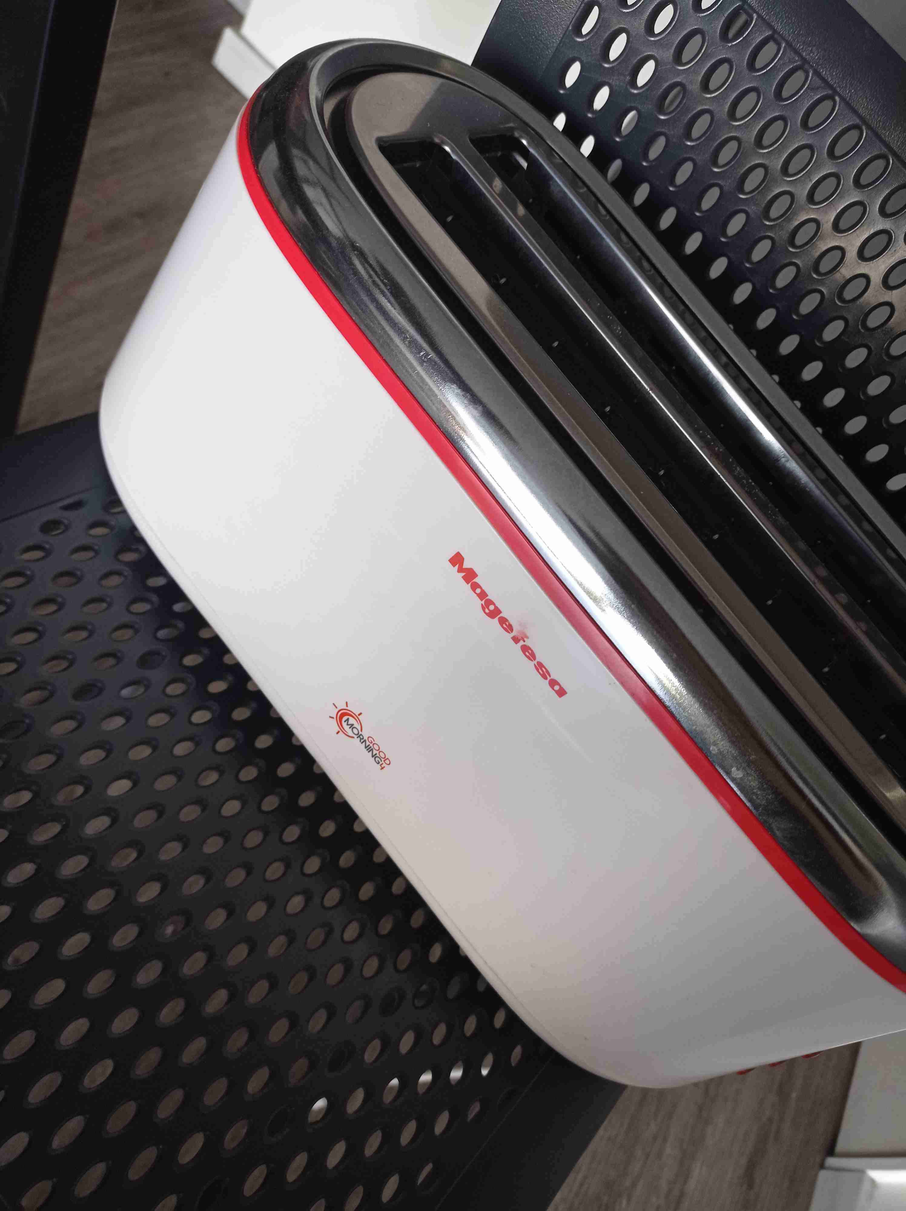 Tostadora Magesa roja y negra