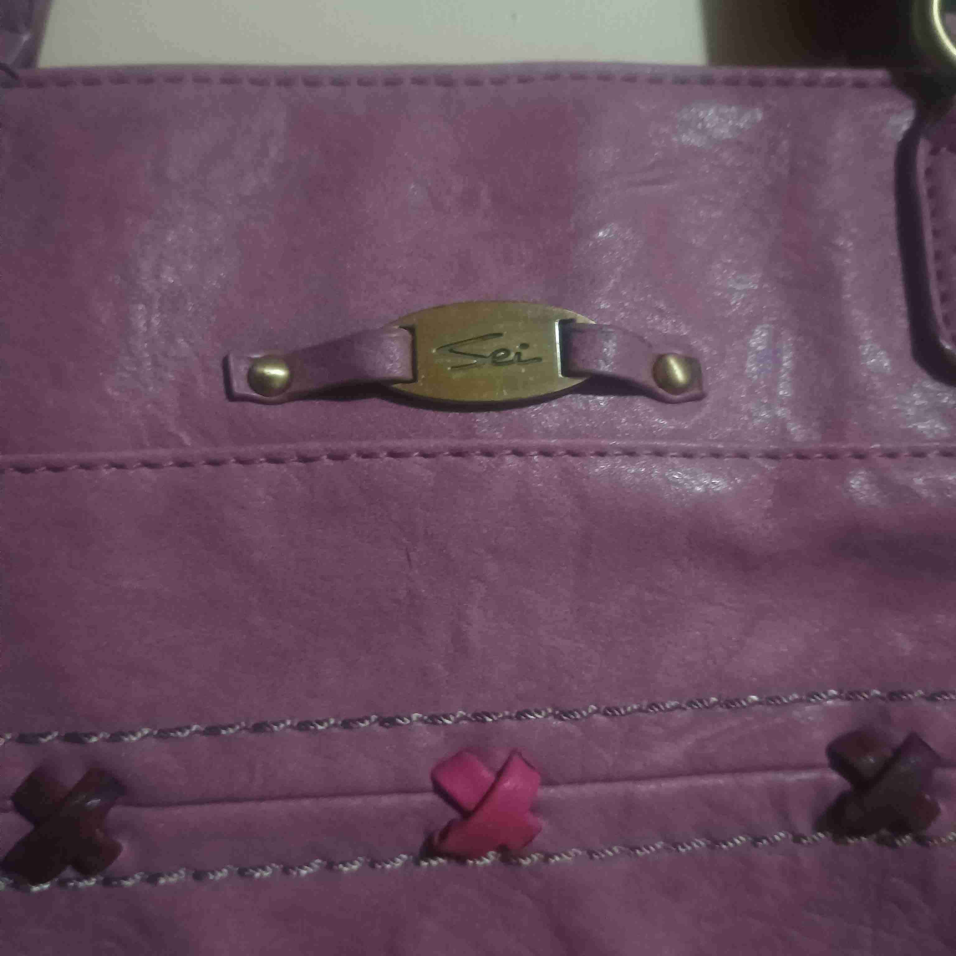 Cartera morada con detalles florales - miniatura 3