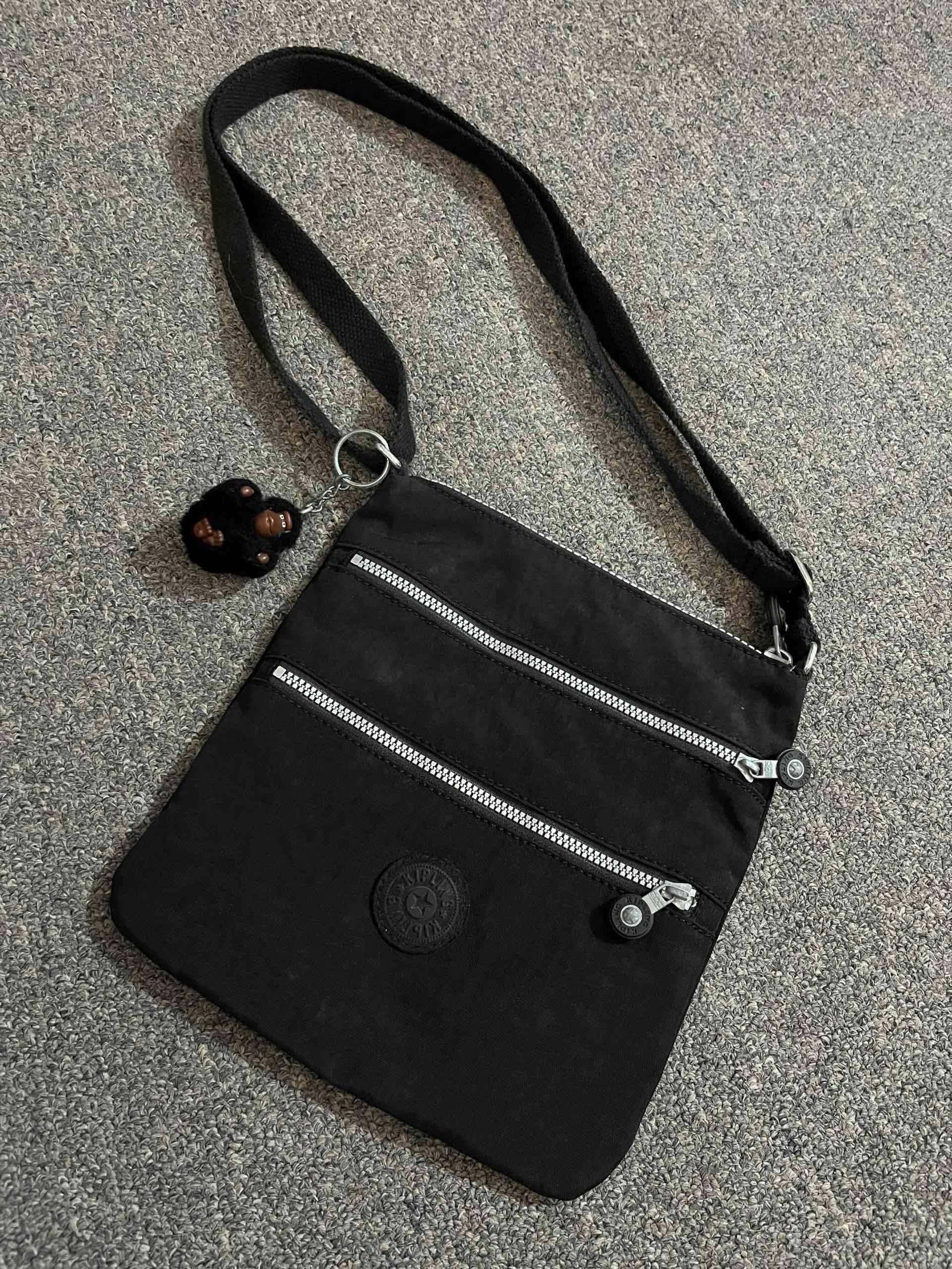 Cartera Kipling negra con cierre