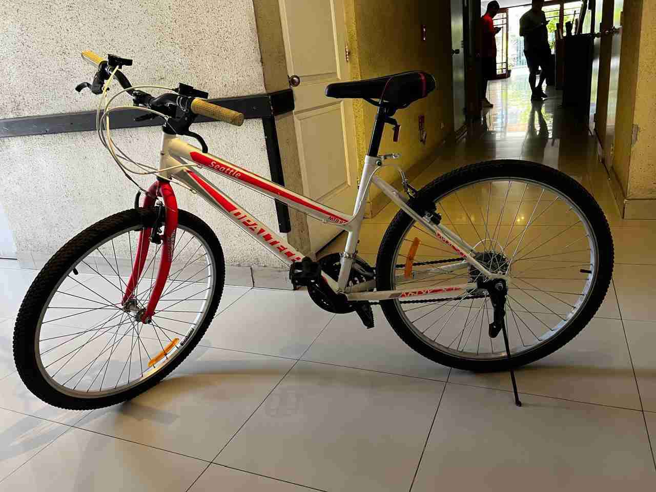 Bicicleta montañera blanca y roja