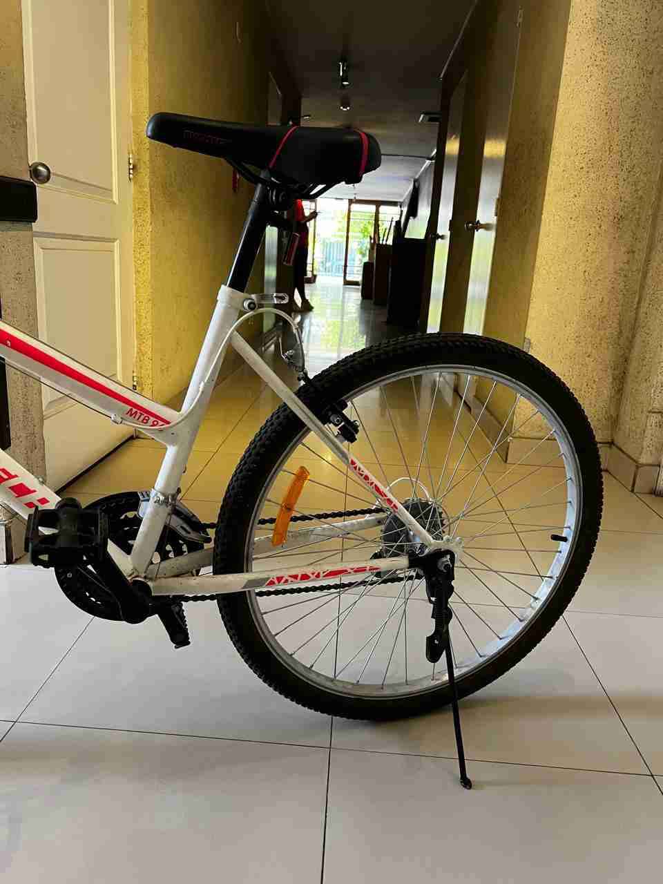 Bicicleta montañera blanca y roja - miniatura 3