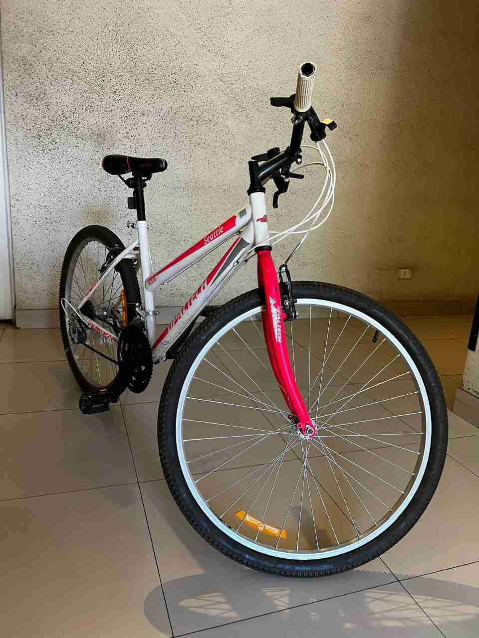 Bicicleta montañera blanca y roja - miniatura 4