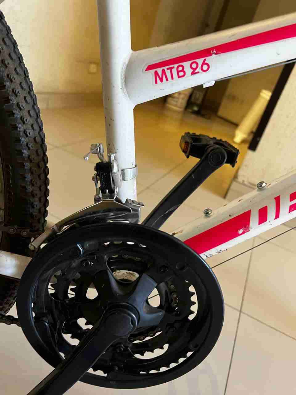 Bicicleta montañera blanca y roja - miniatura 5