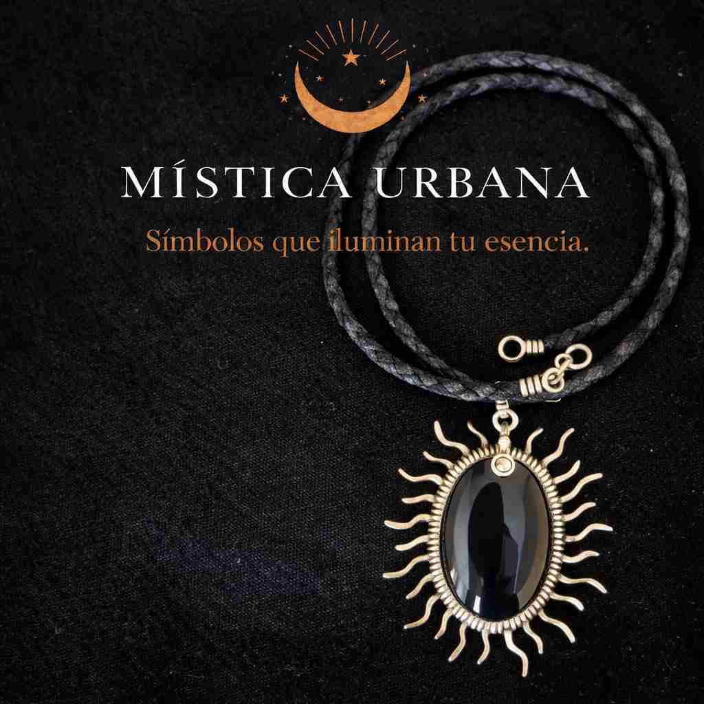 Collar con colgante solar negro