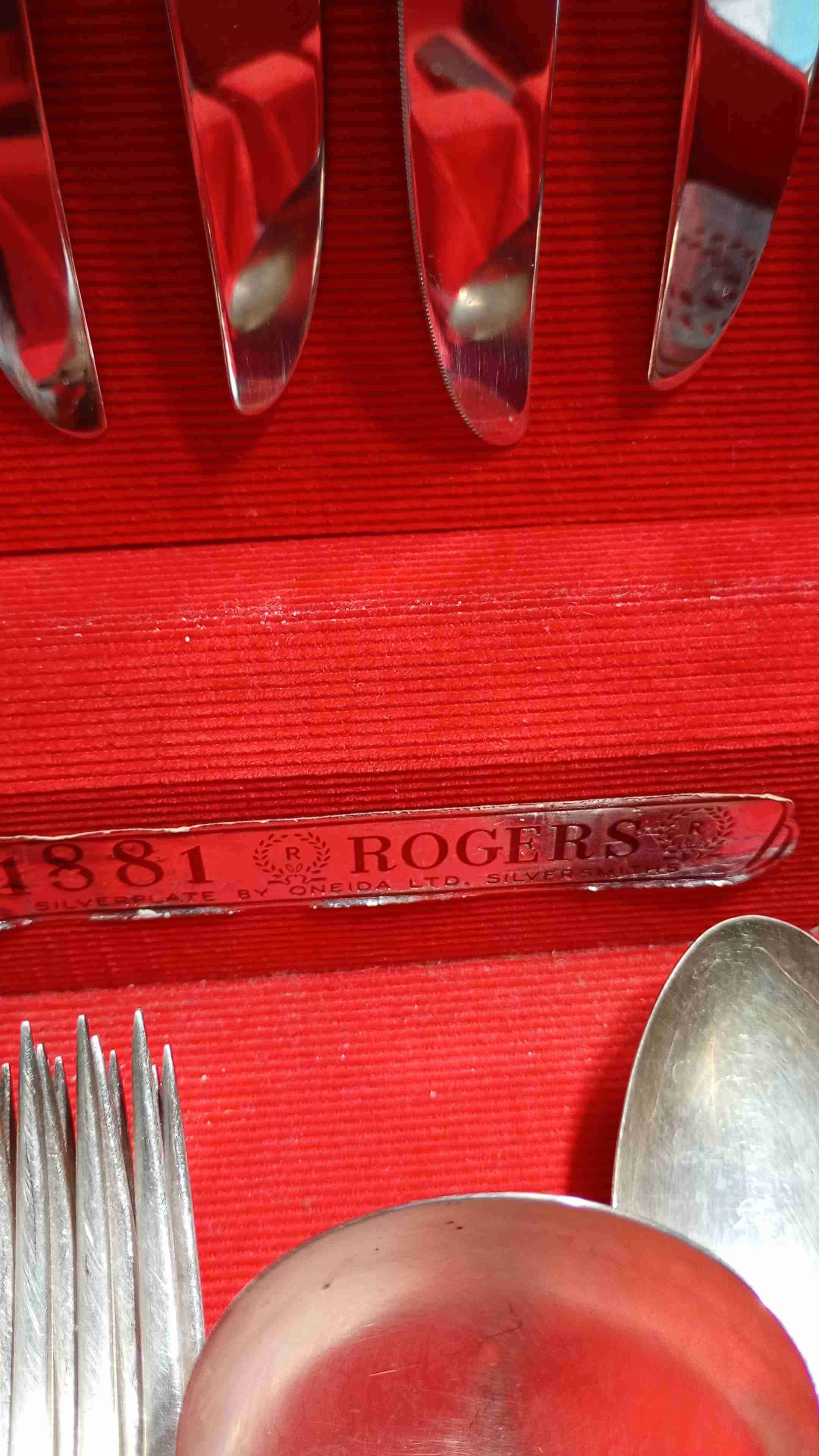 Juego de cubiertos plateados