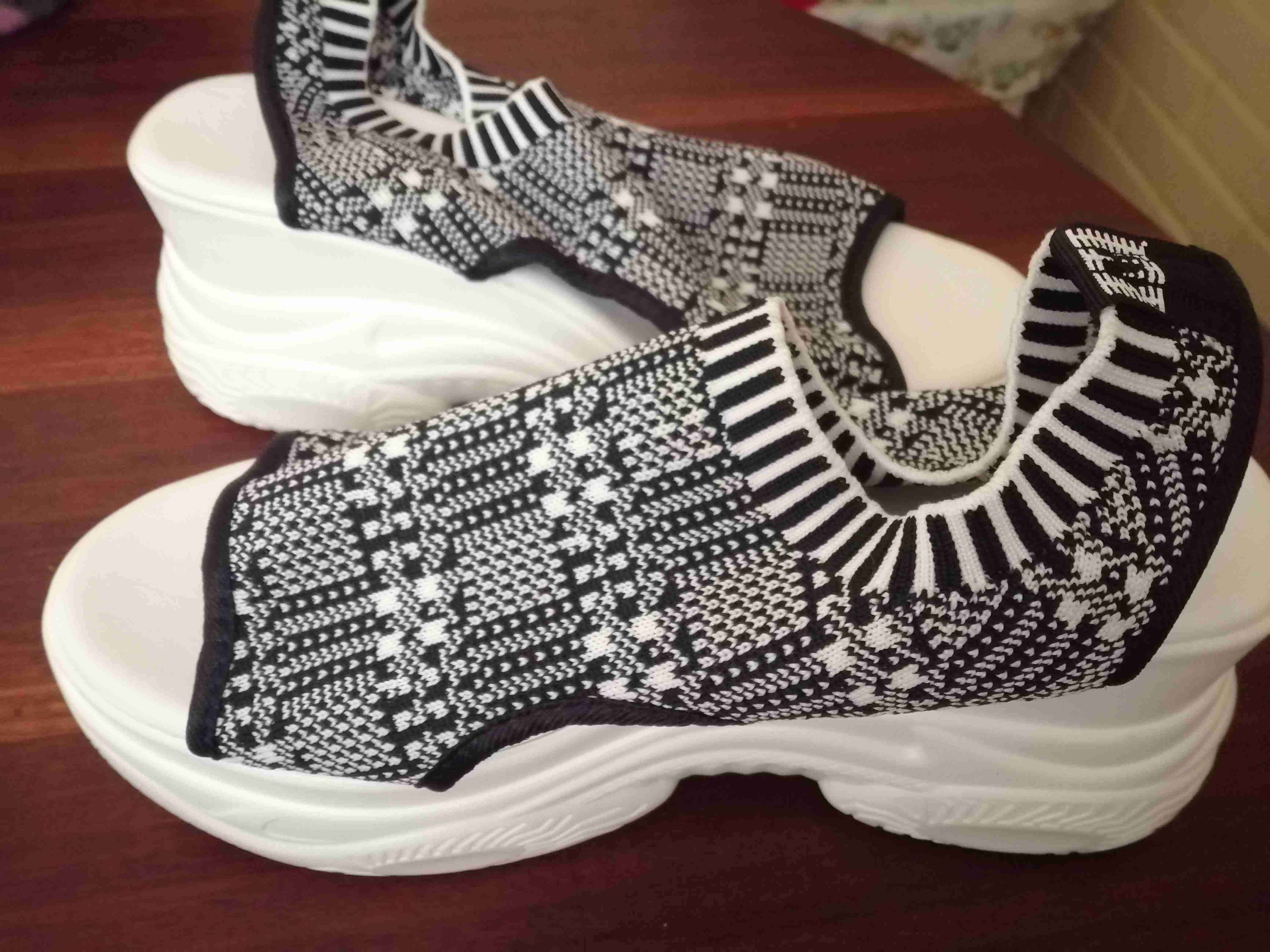 Sandalias deportivas blancas y negras