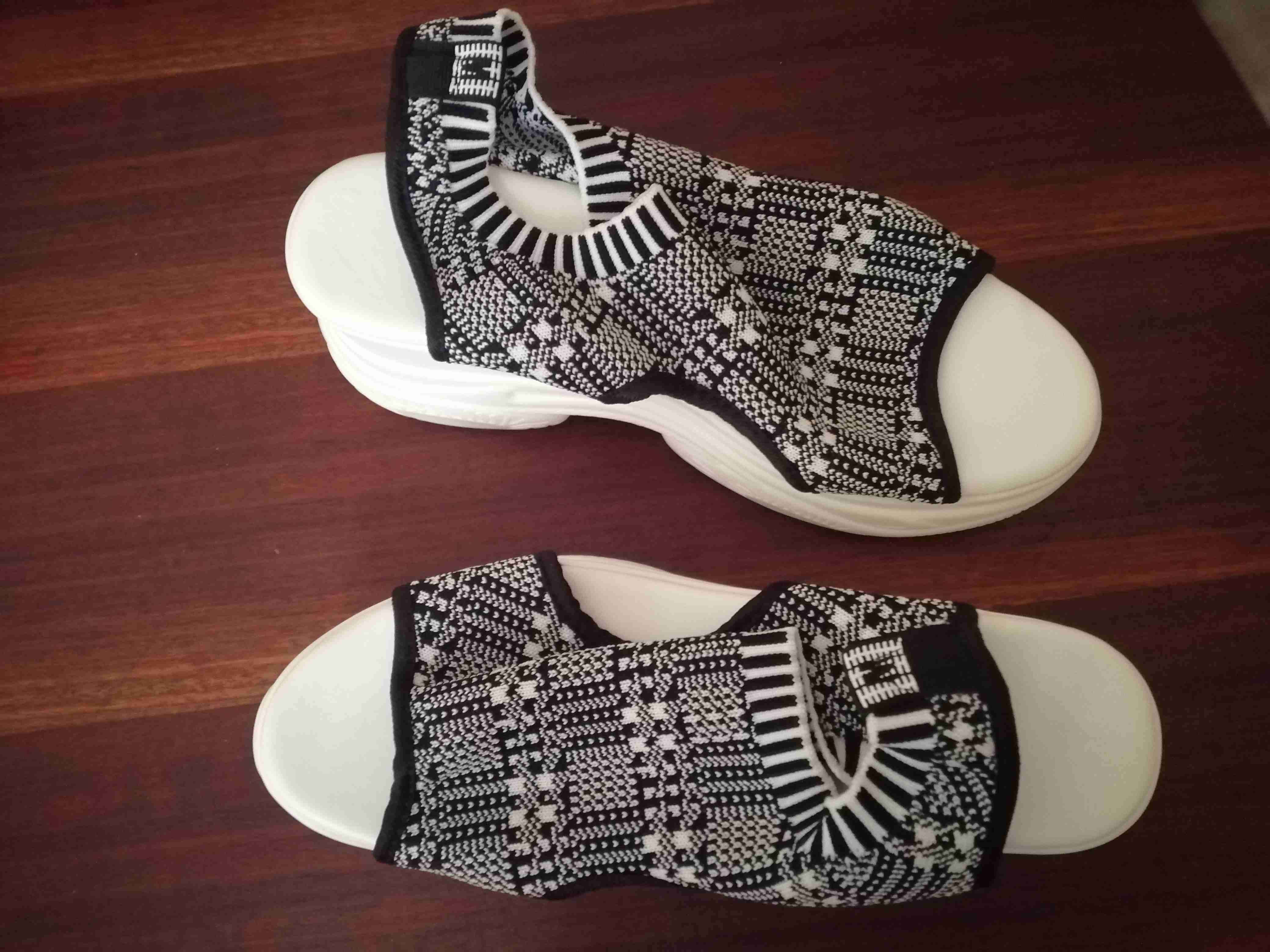 Sandalias deportivas blancas y negras - miniatura 2