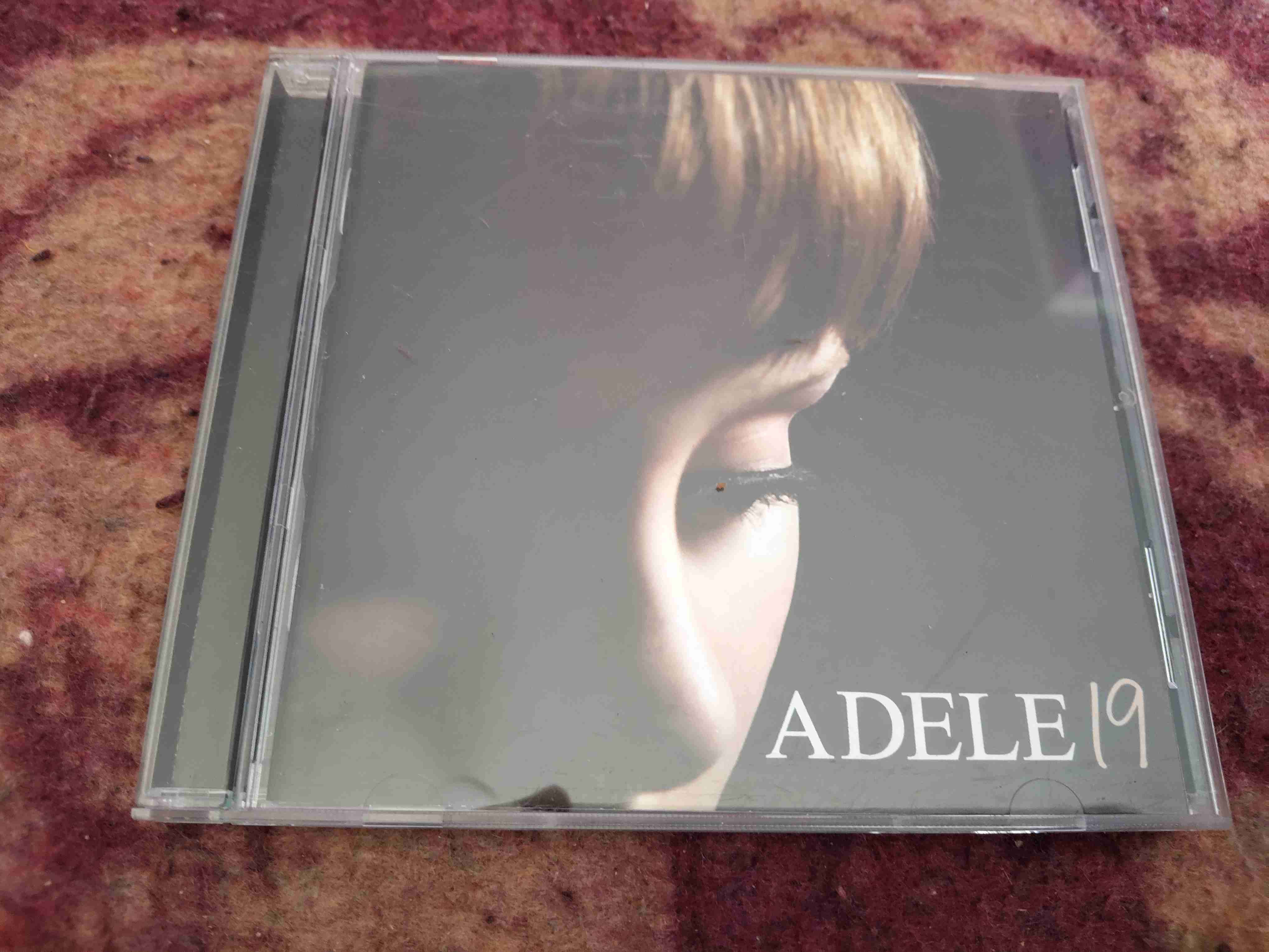 CD Adele 19 en buen estado