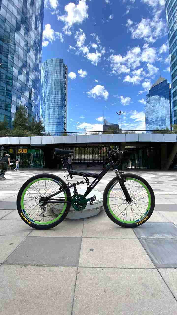 Bicicleta urbana negra y verde R26