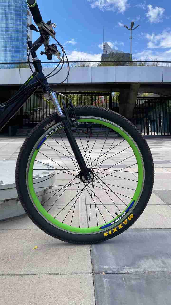 Bicicleta urbana negra y verde R26 - miniatura 2