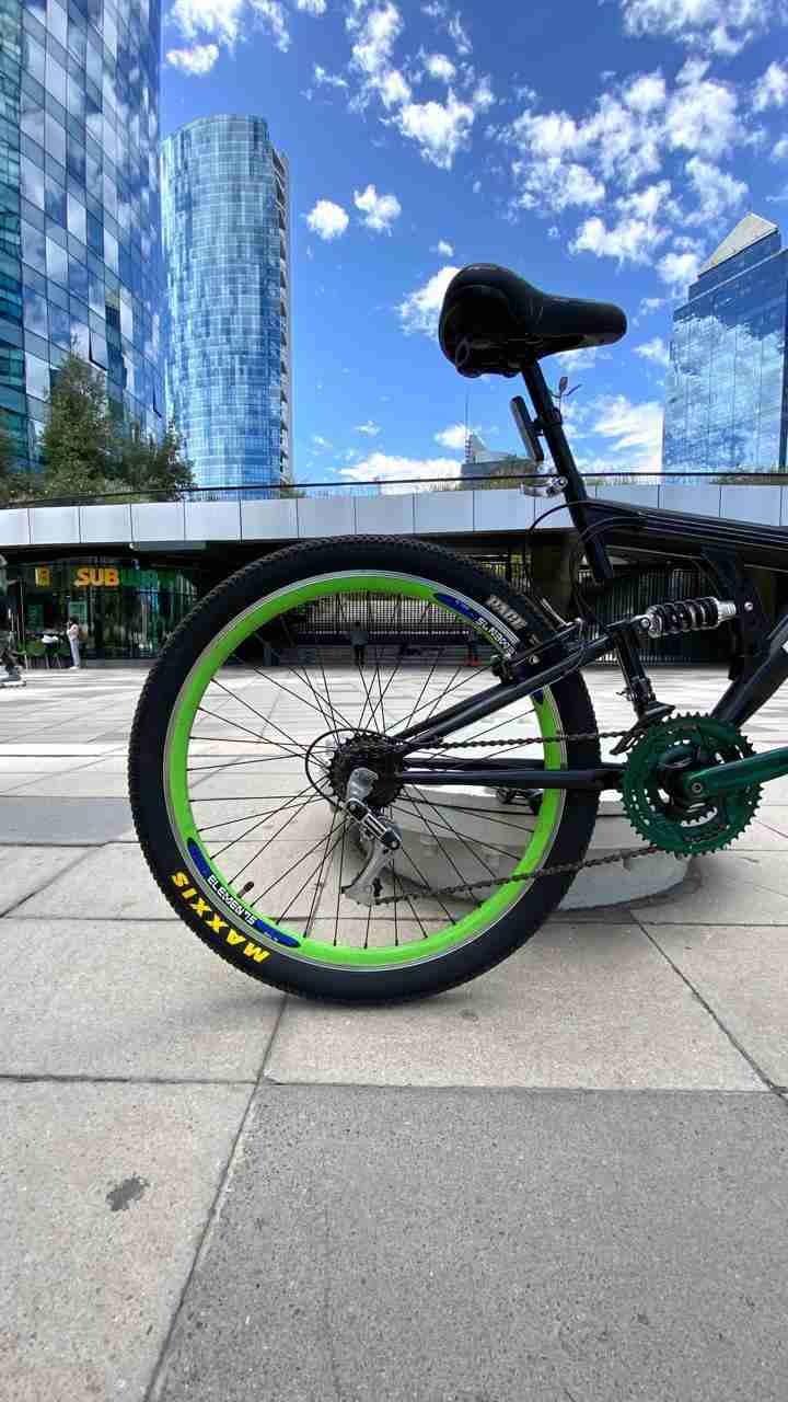 Bicicleta urbana negra y verde R26 - miniatura 3