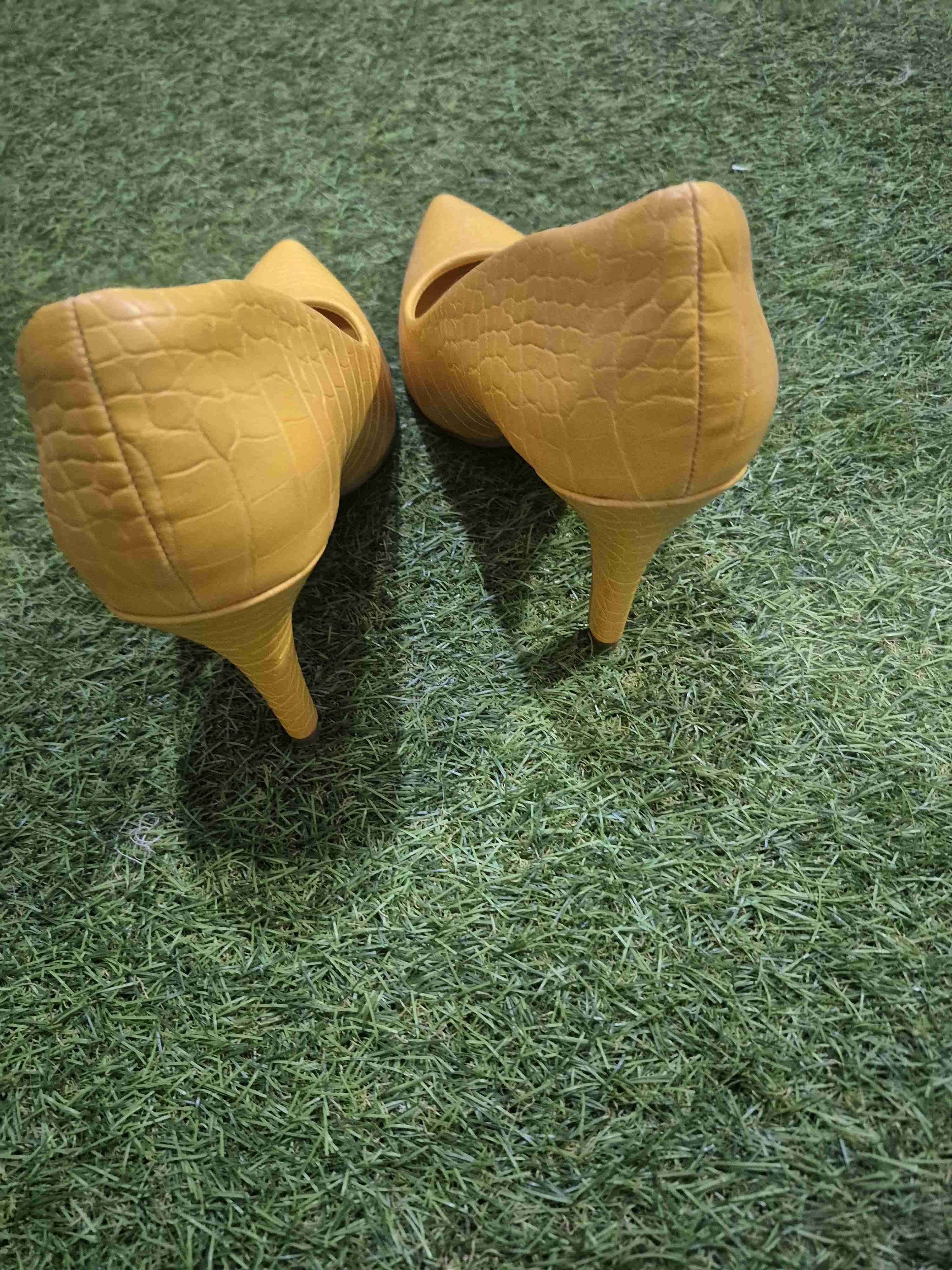 Tacones amarillos