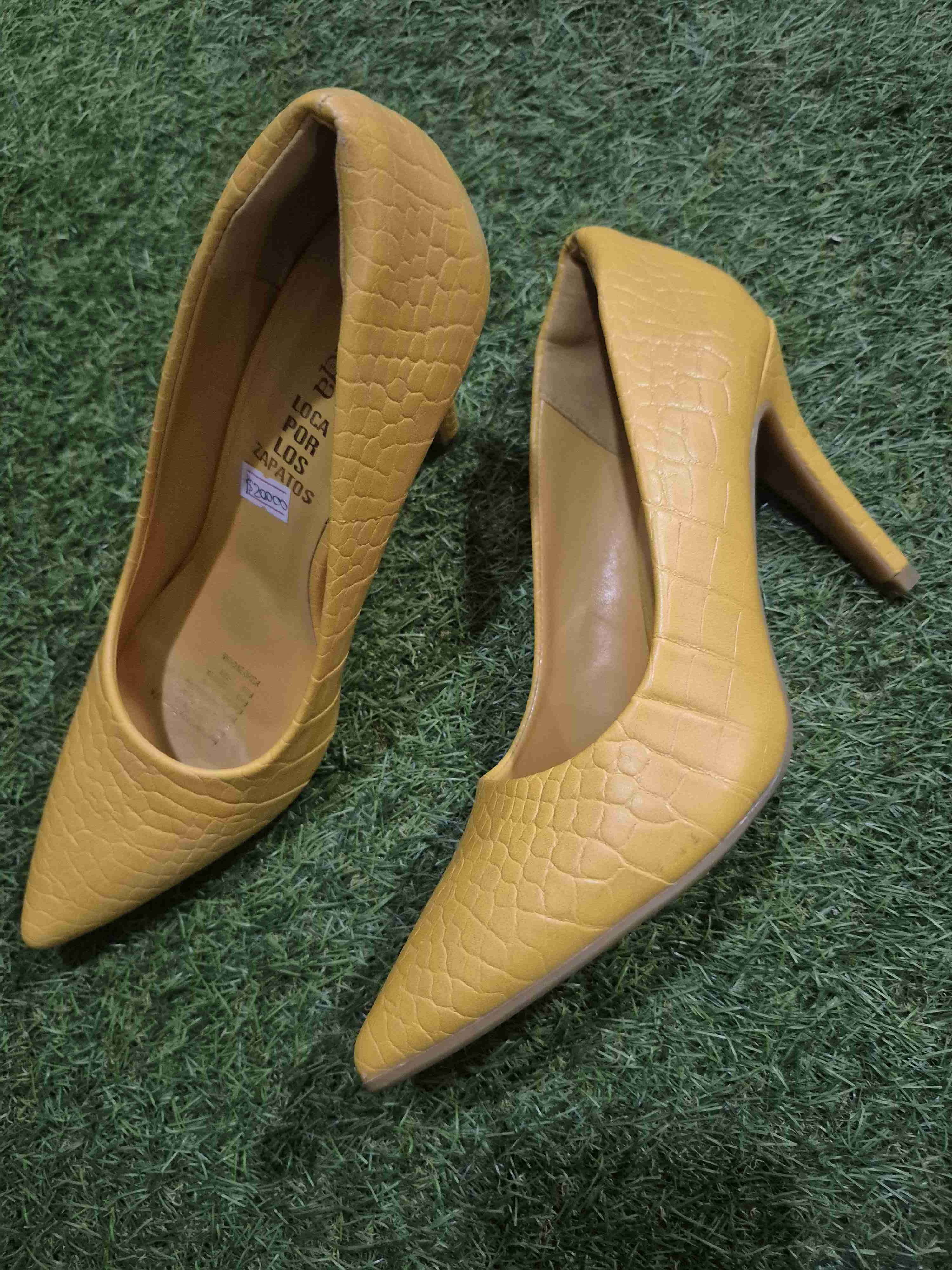 Tacones amarillos - miniatura 2