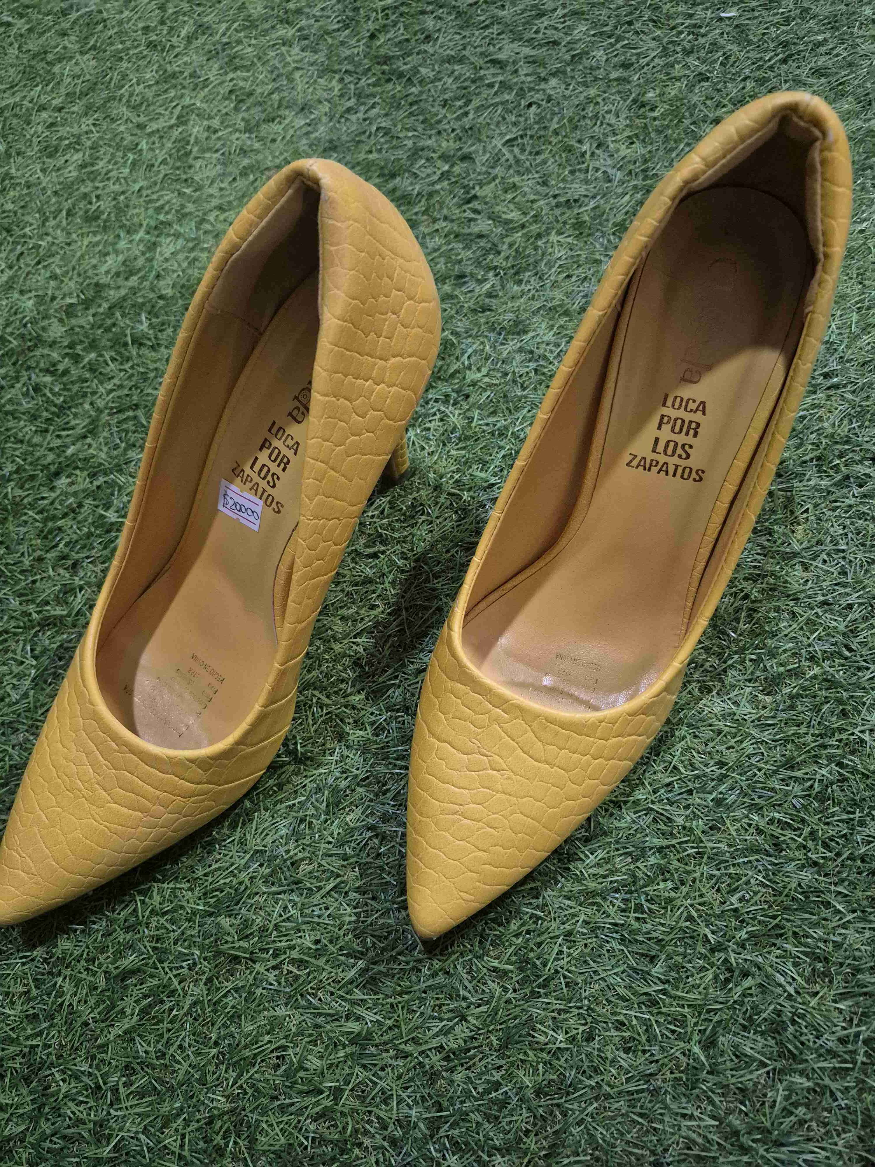 Tacones amarillos - miniatura 3