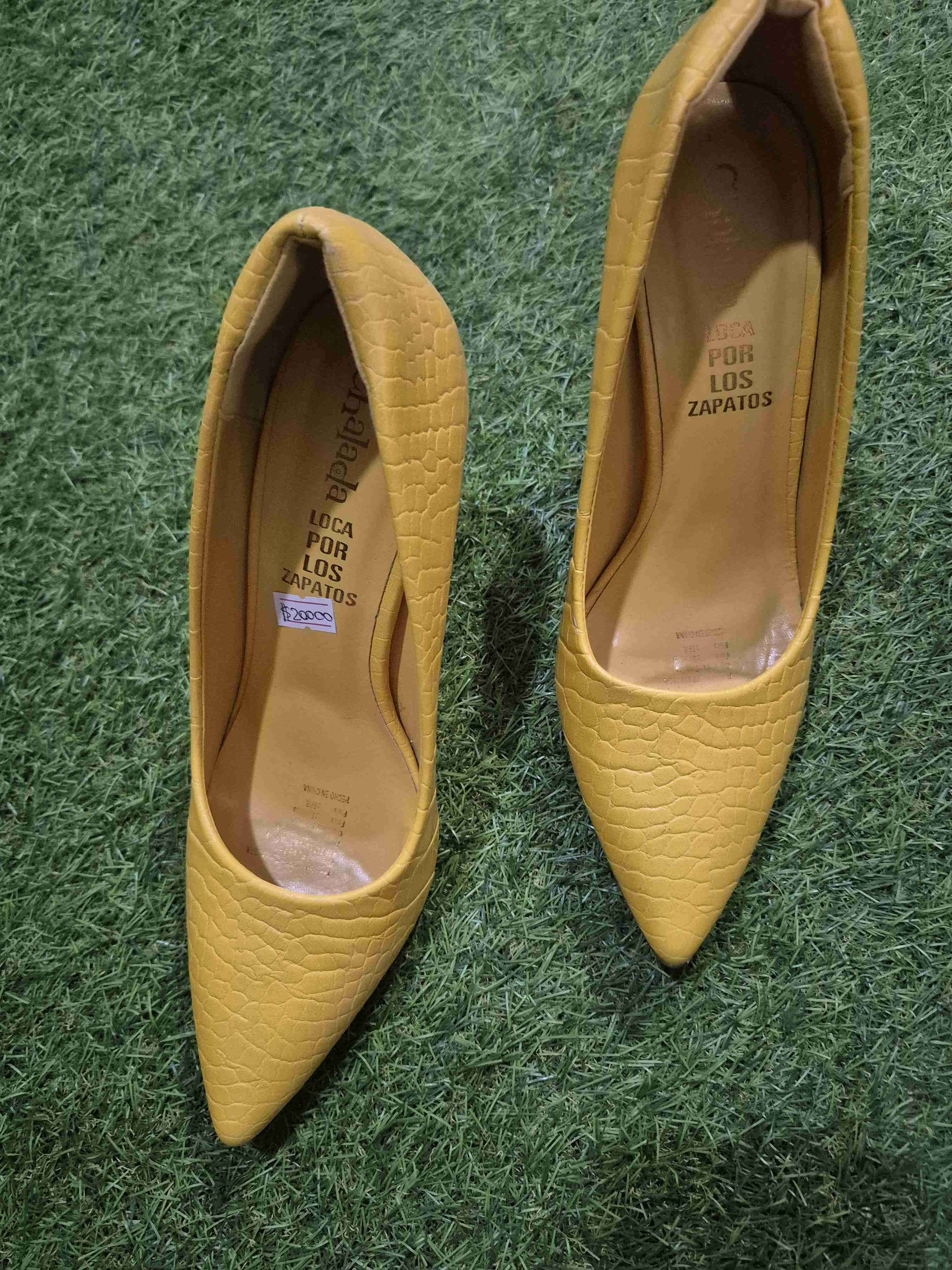 Tacones amarillos - miniatura 4