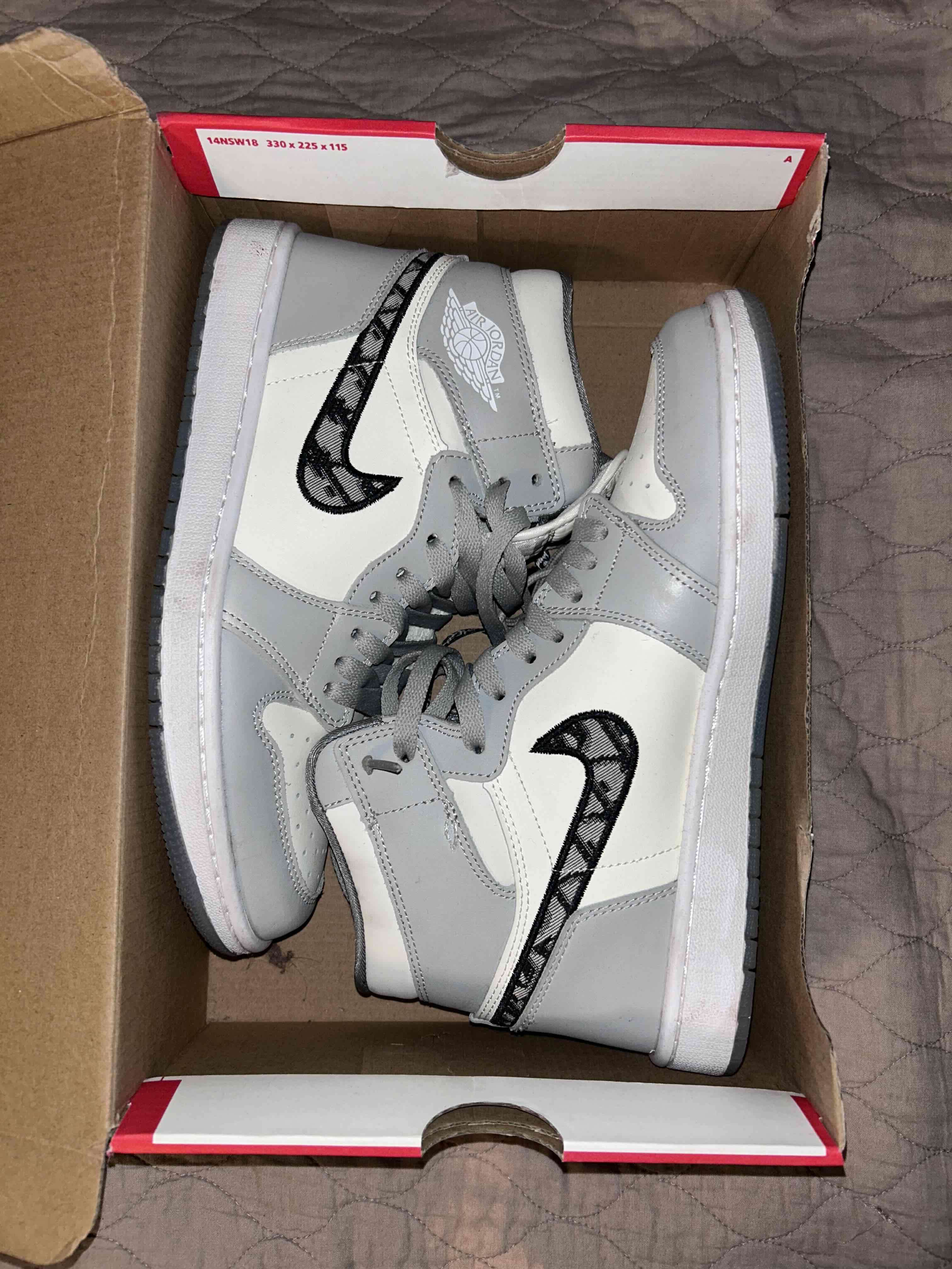 Zapatillas deportivas grises y blancas