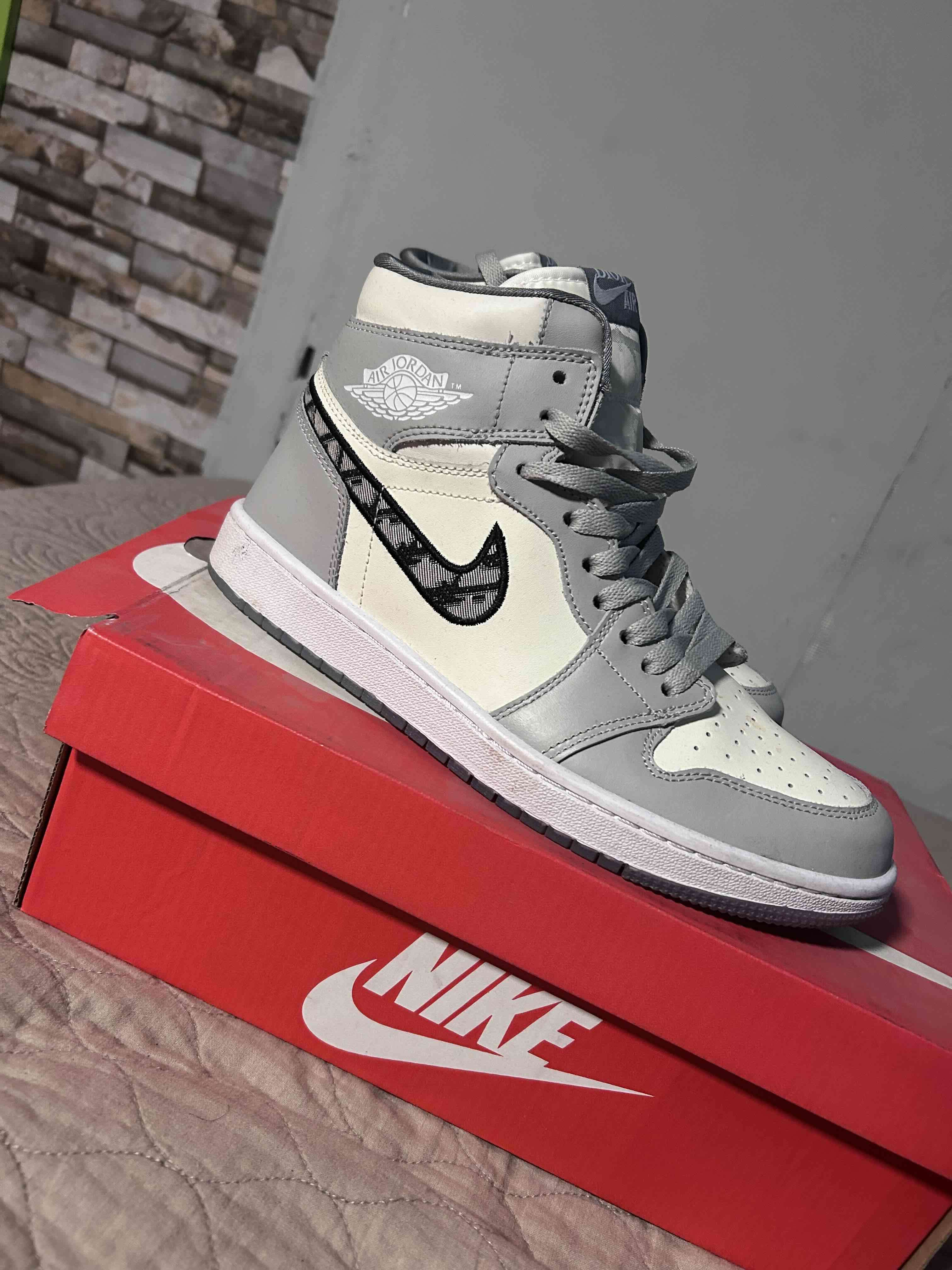 Zapatillas deportivas grises y blancas - miniatura 3