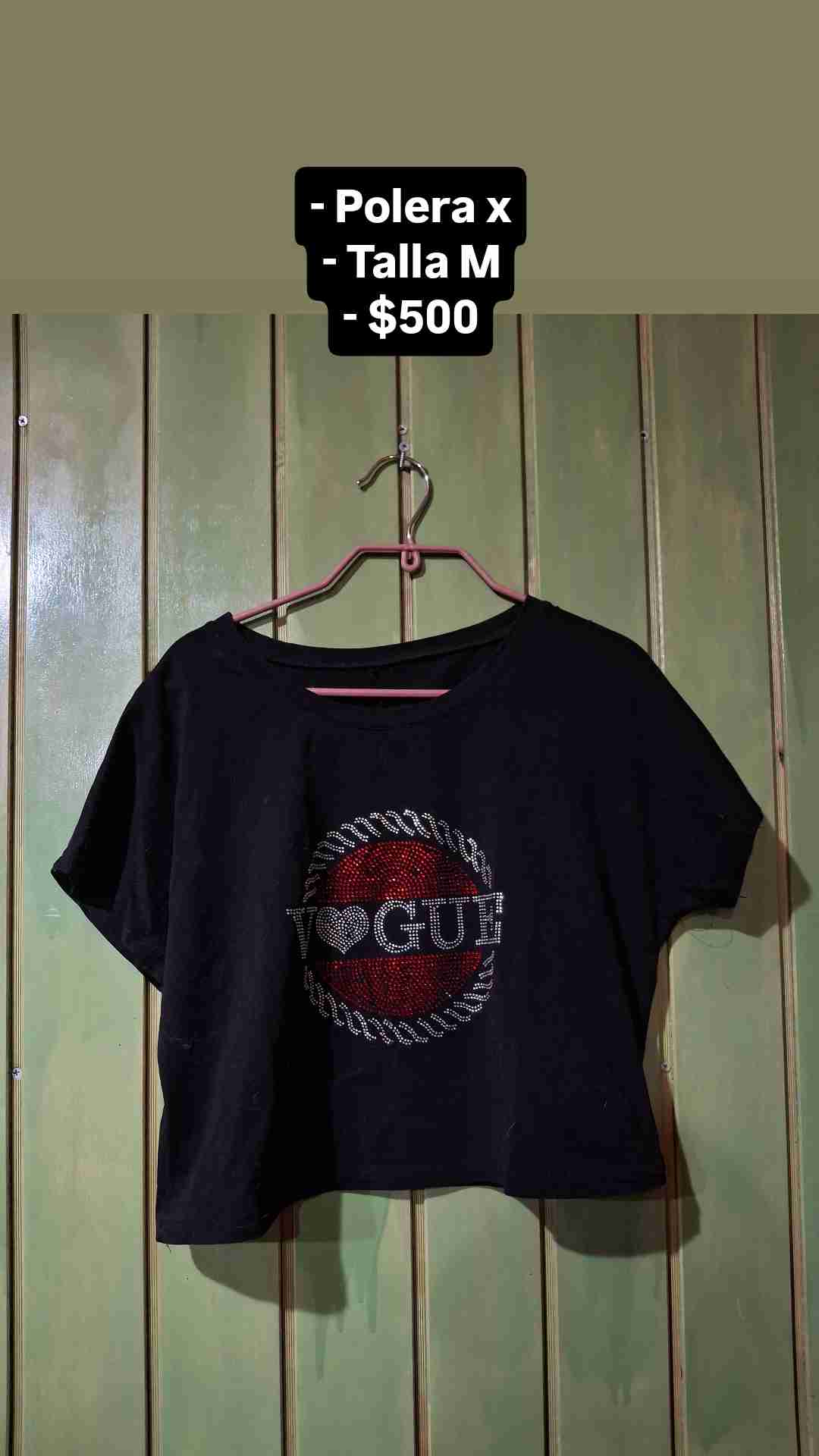 Polera negra con logo