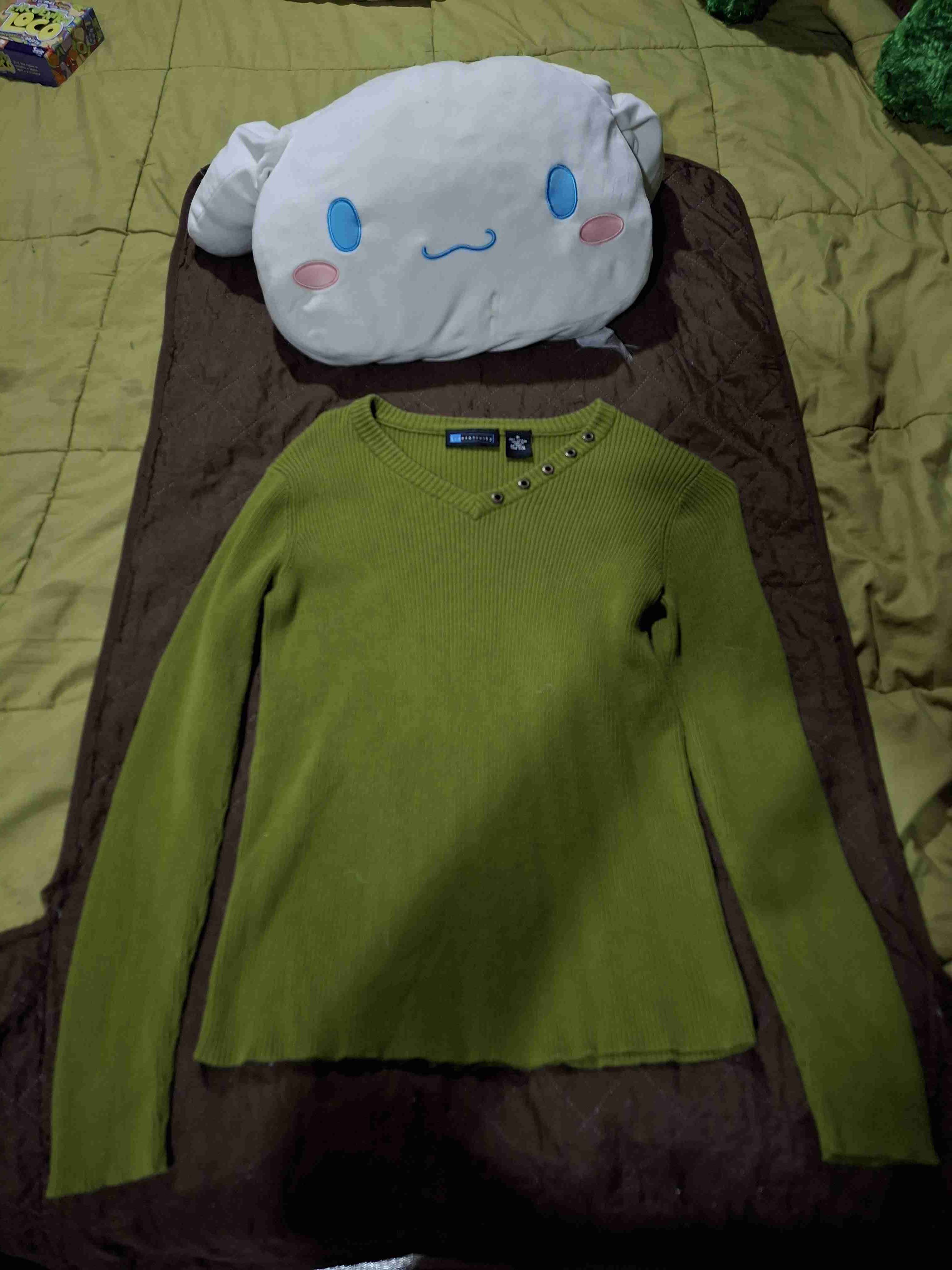 Sweater verde con cuello en V