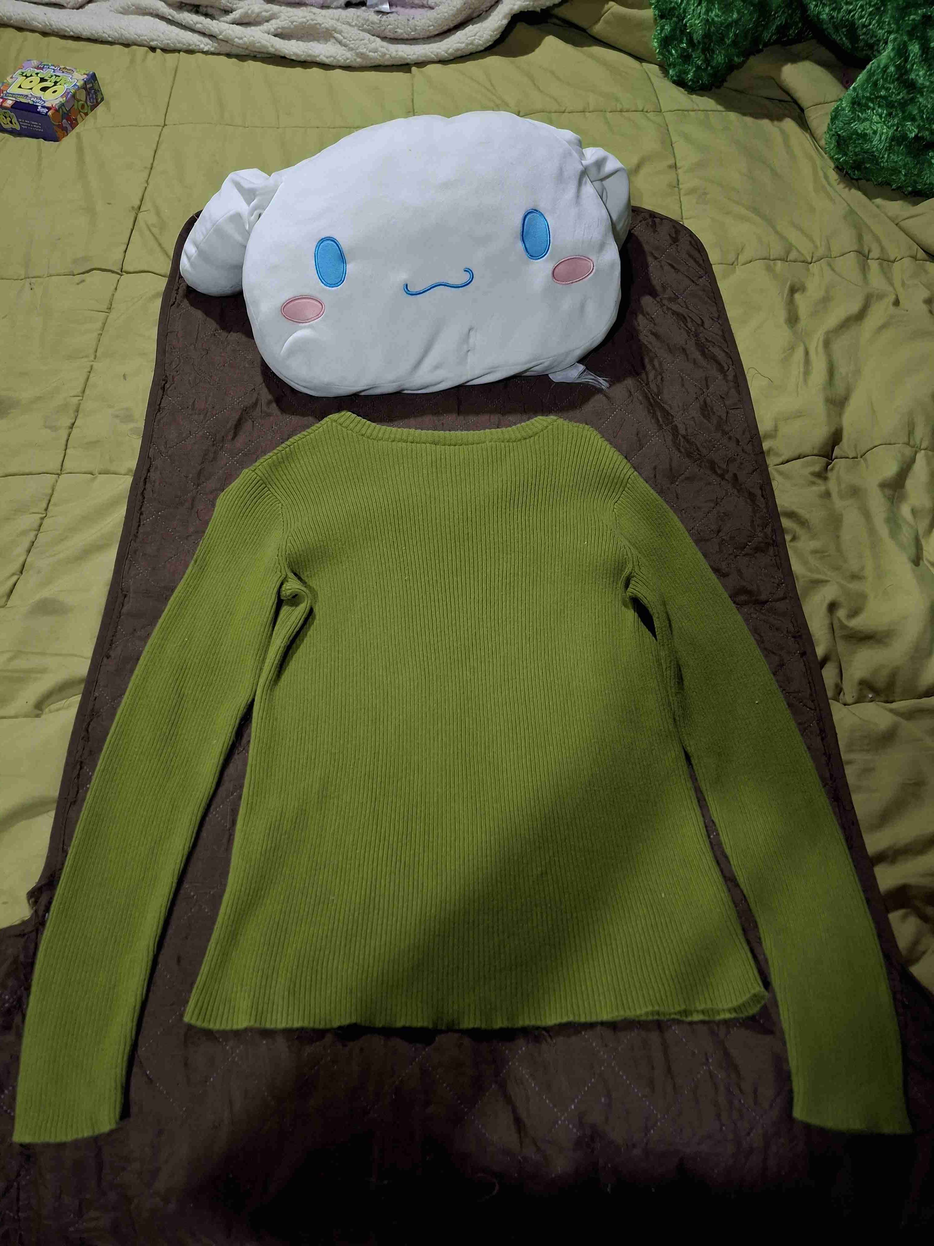 Sweater verde con cuello en V - miniatura 2