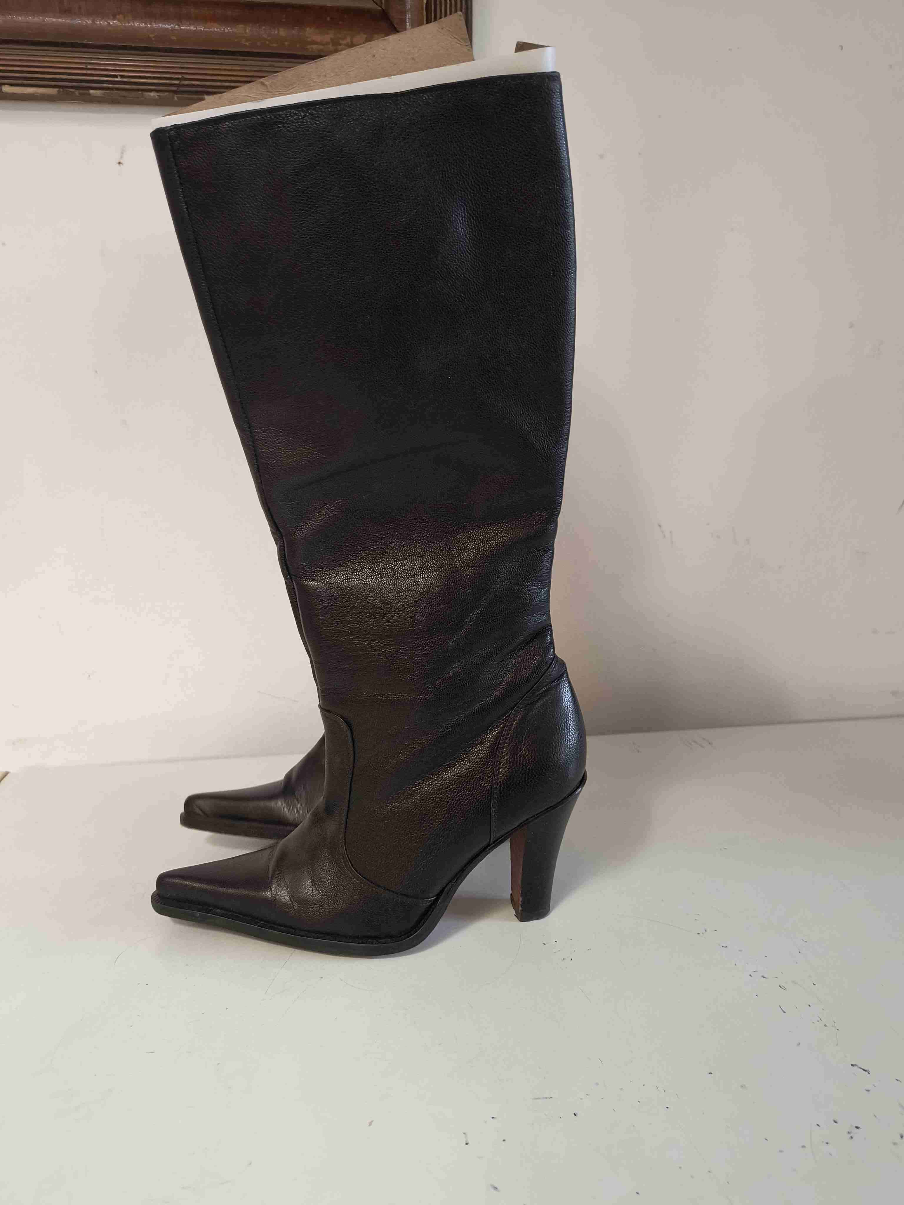 Botas negras altas de cuero - miniatura 2