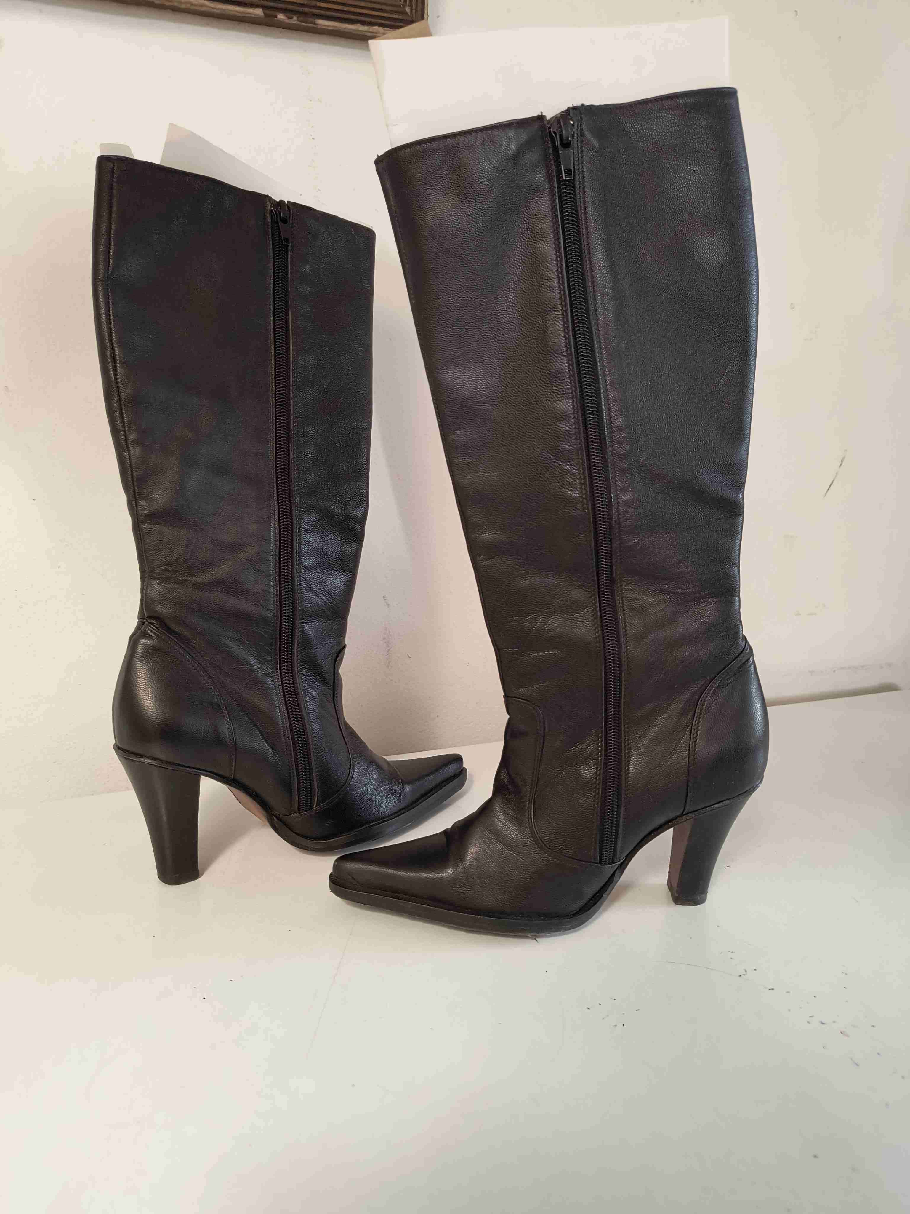 Botas negras altas de cuero - miniatura 4