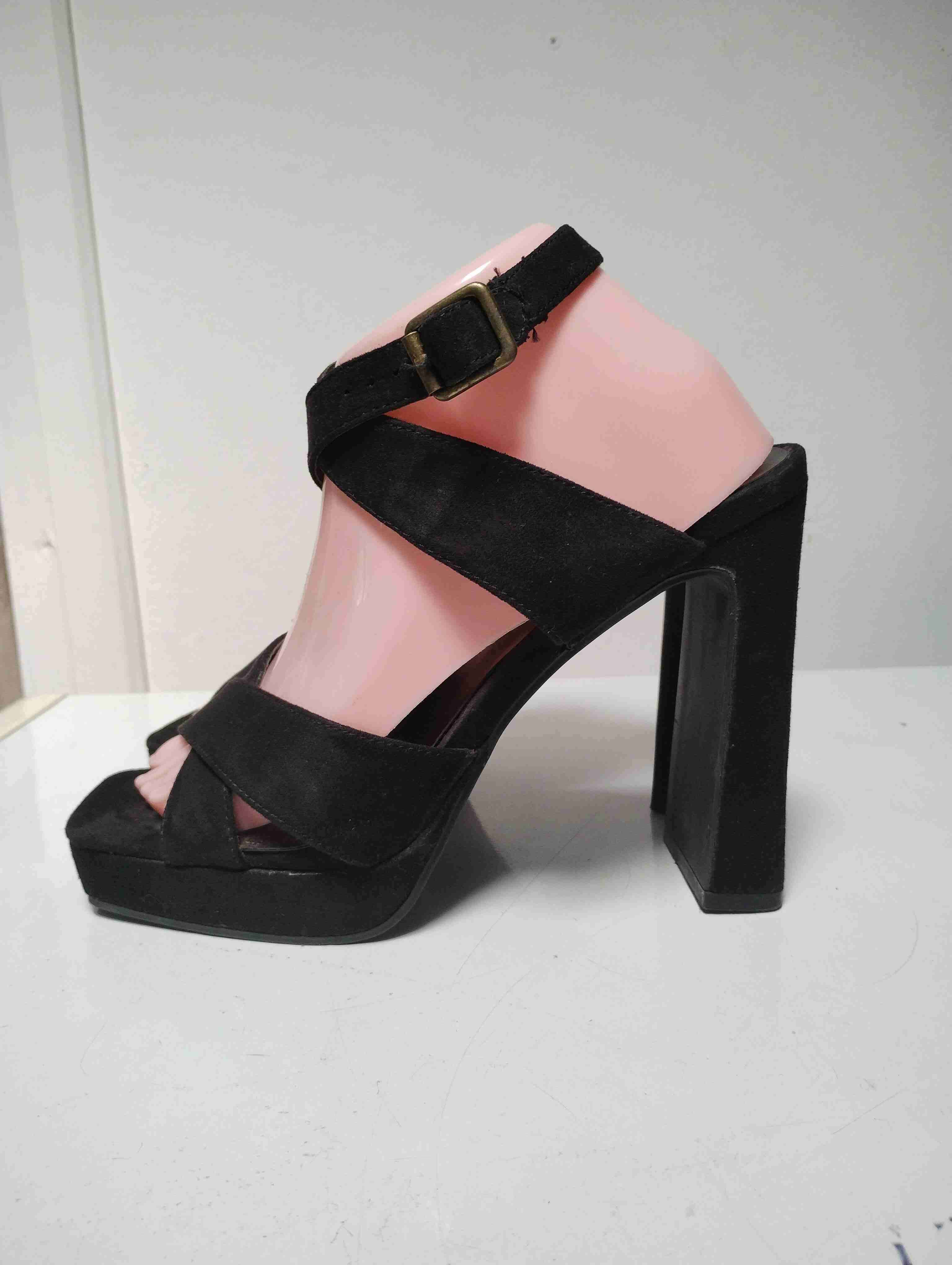 Sandalias negras de tacón alto