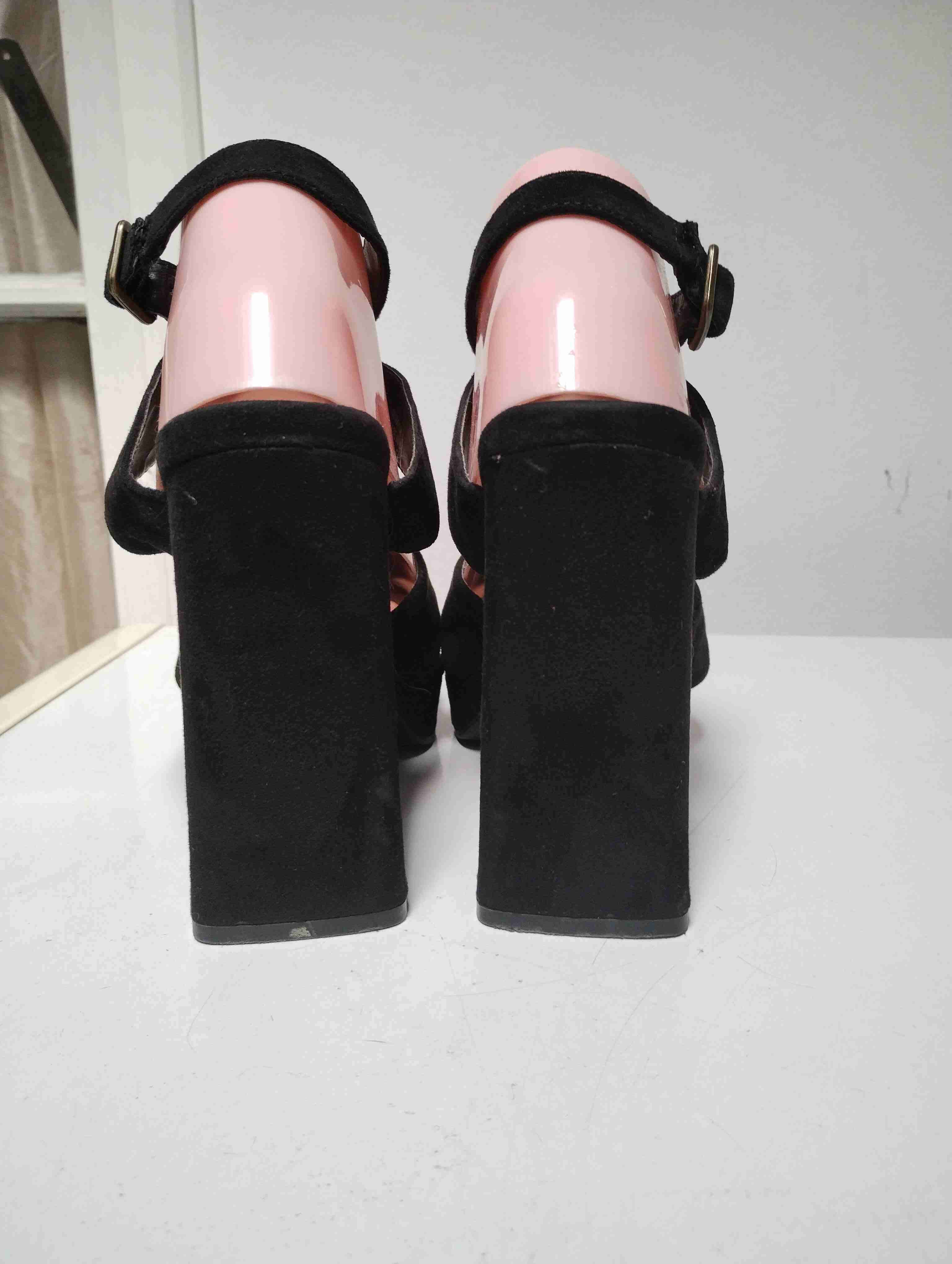 Sandalias negras de tacón alto - miniatura 2