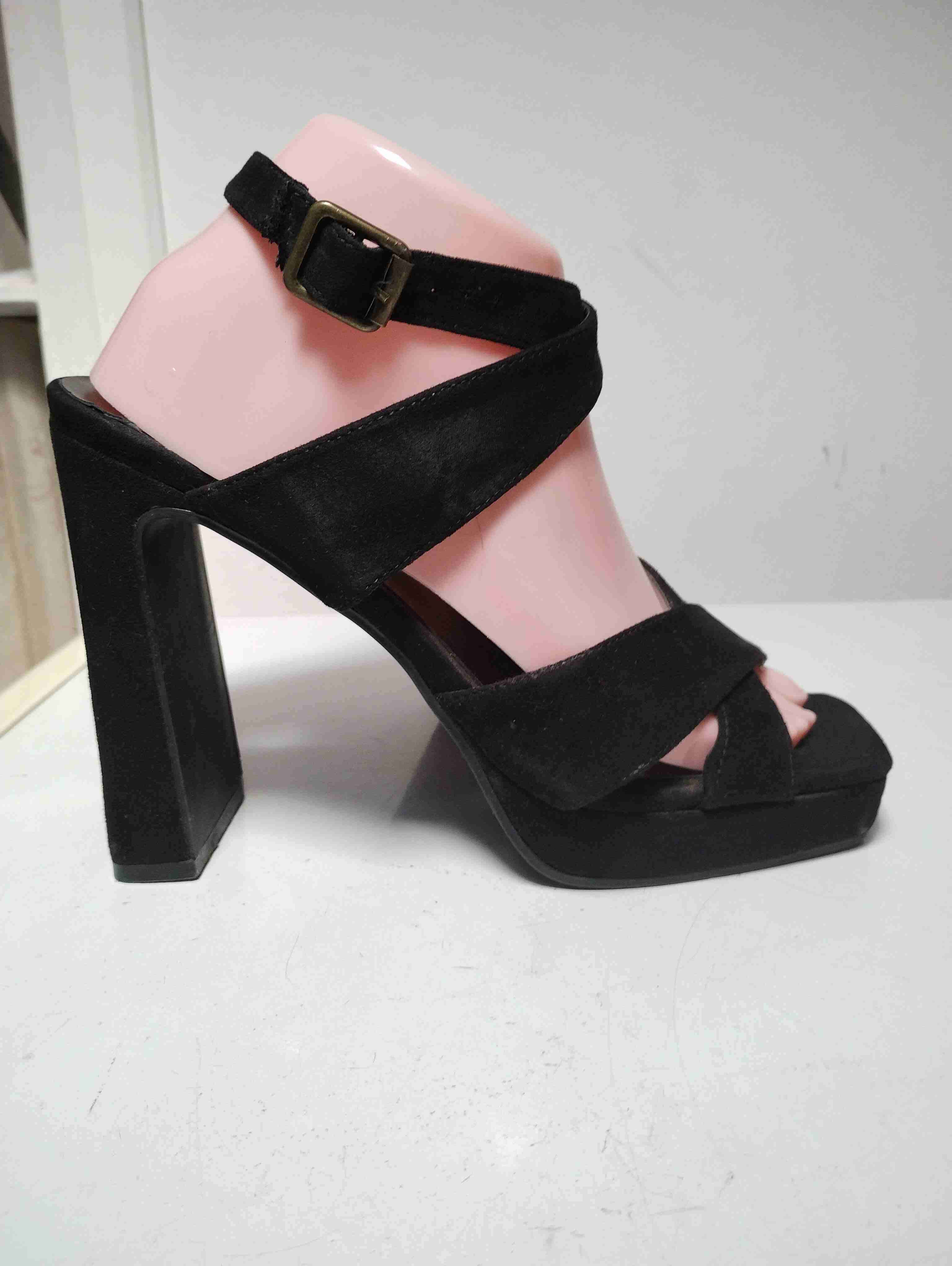 Sandalias negras de tacón alto - miniatura 3