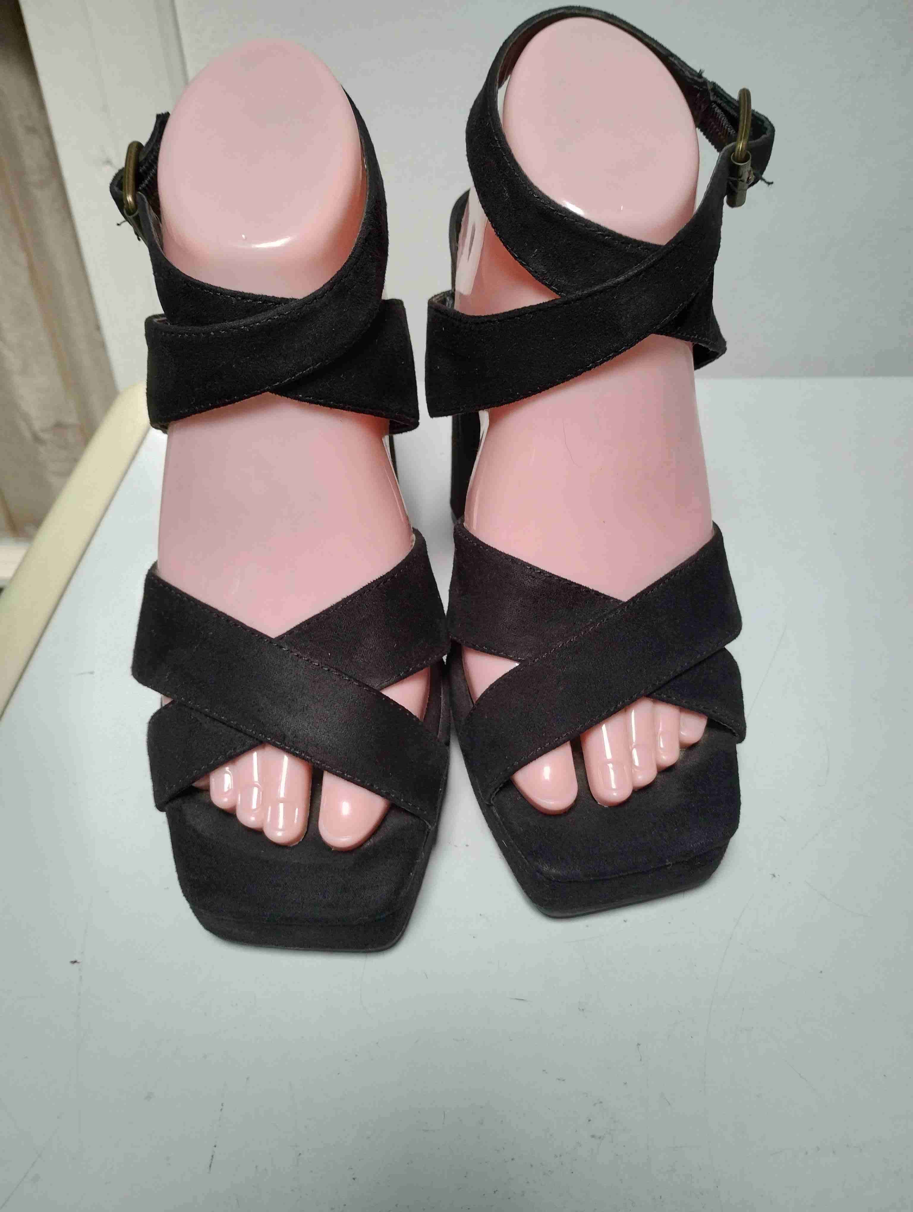 Sandalias negras de tacón alto - miniatura 4