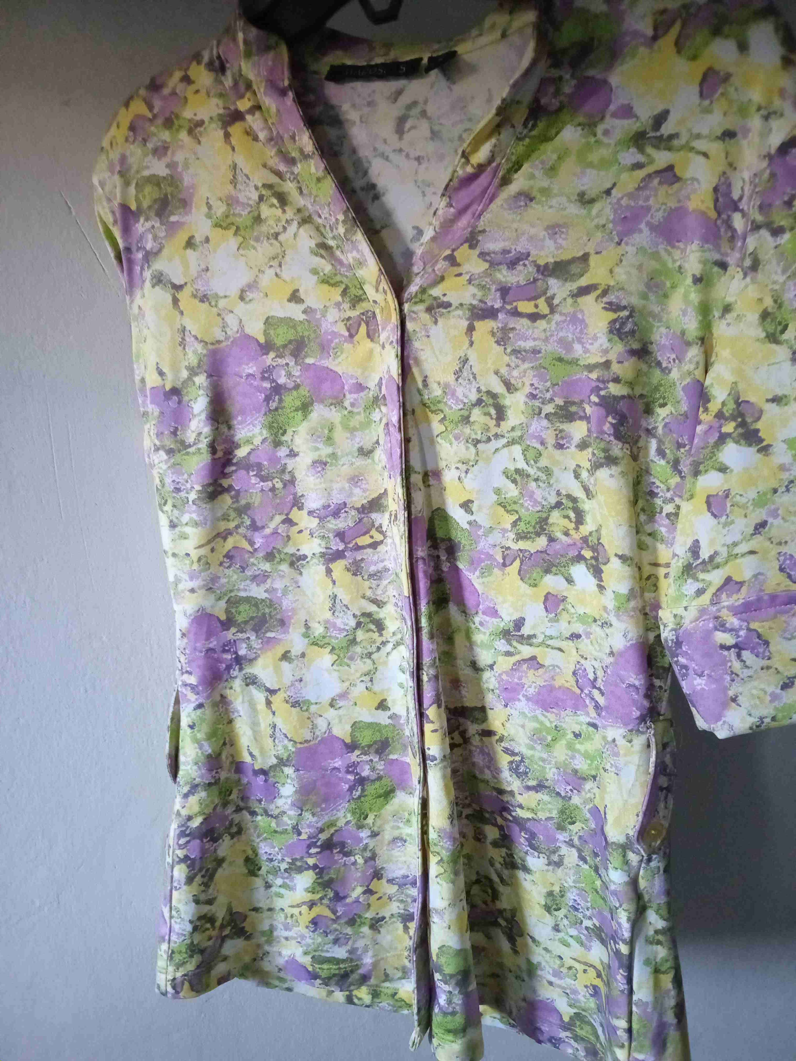 Blusa estampada verde y lila