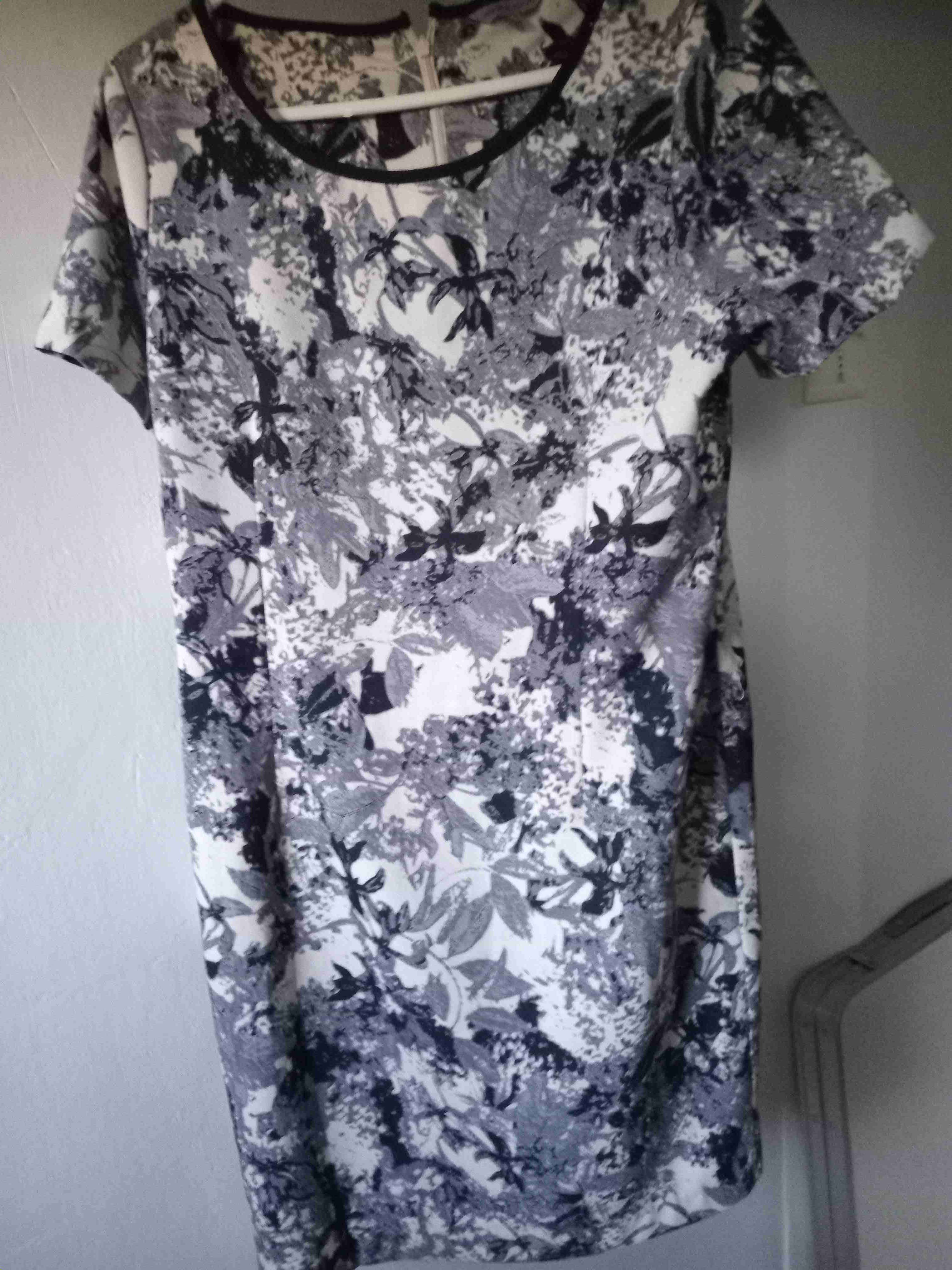 Vestido floral tonos grises