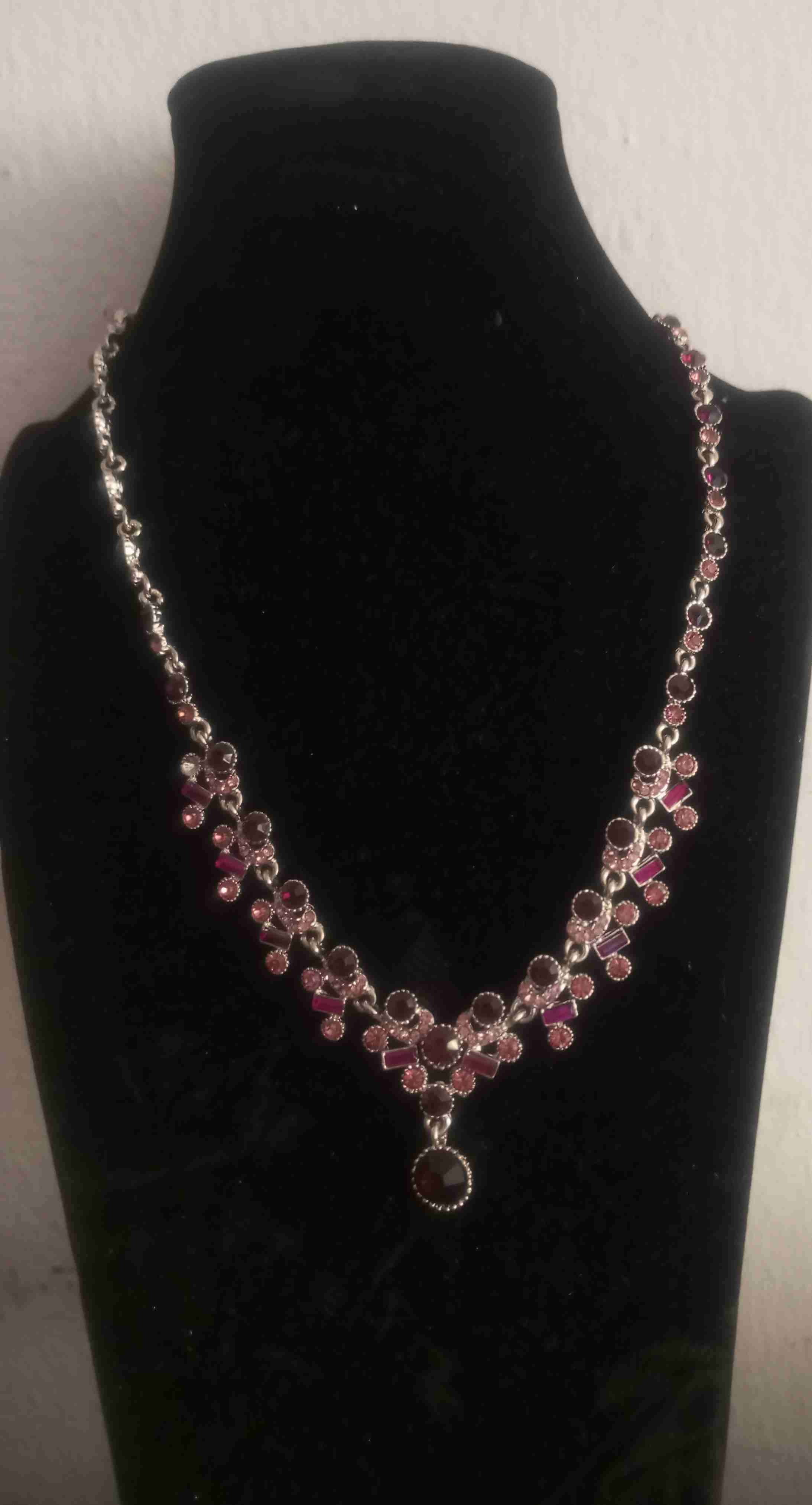 Collar elegante con piedras rosadas