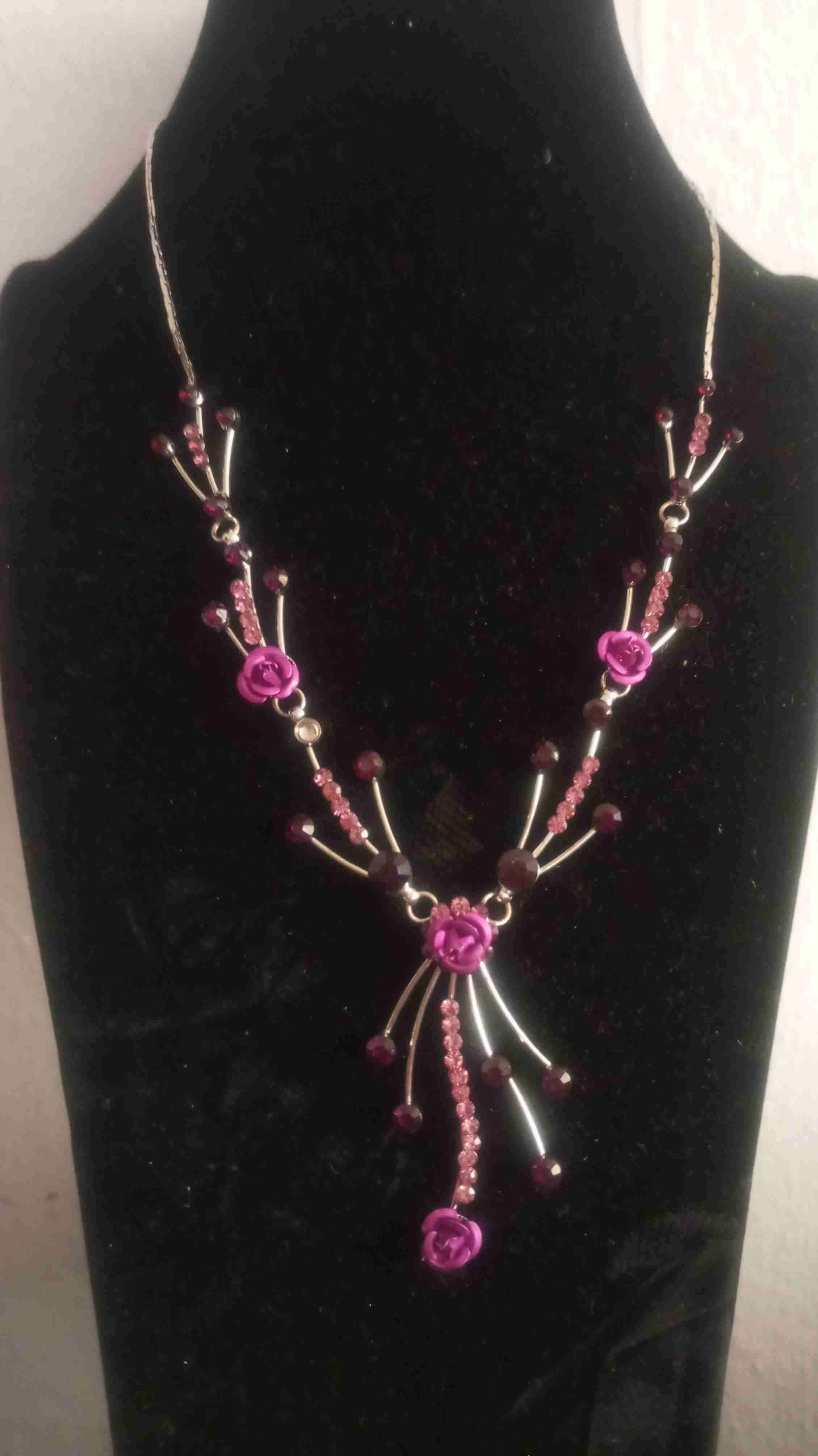 Collar elegante con piedras rosadas - miniatura 2