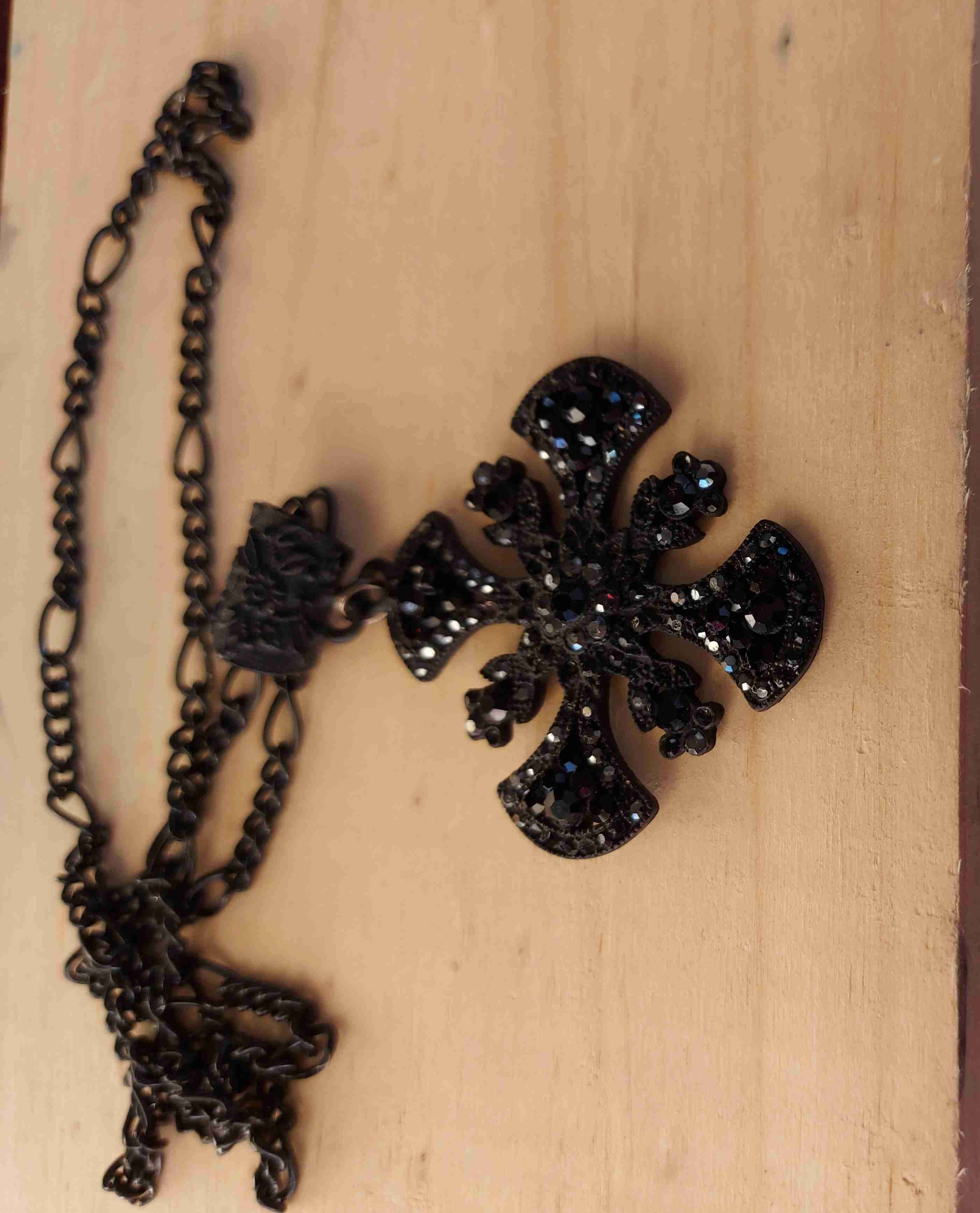 Collar con colgante cruz negra y cruz plateada