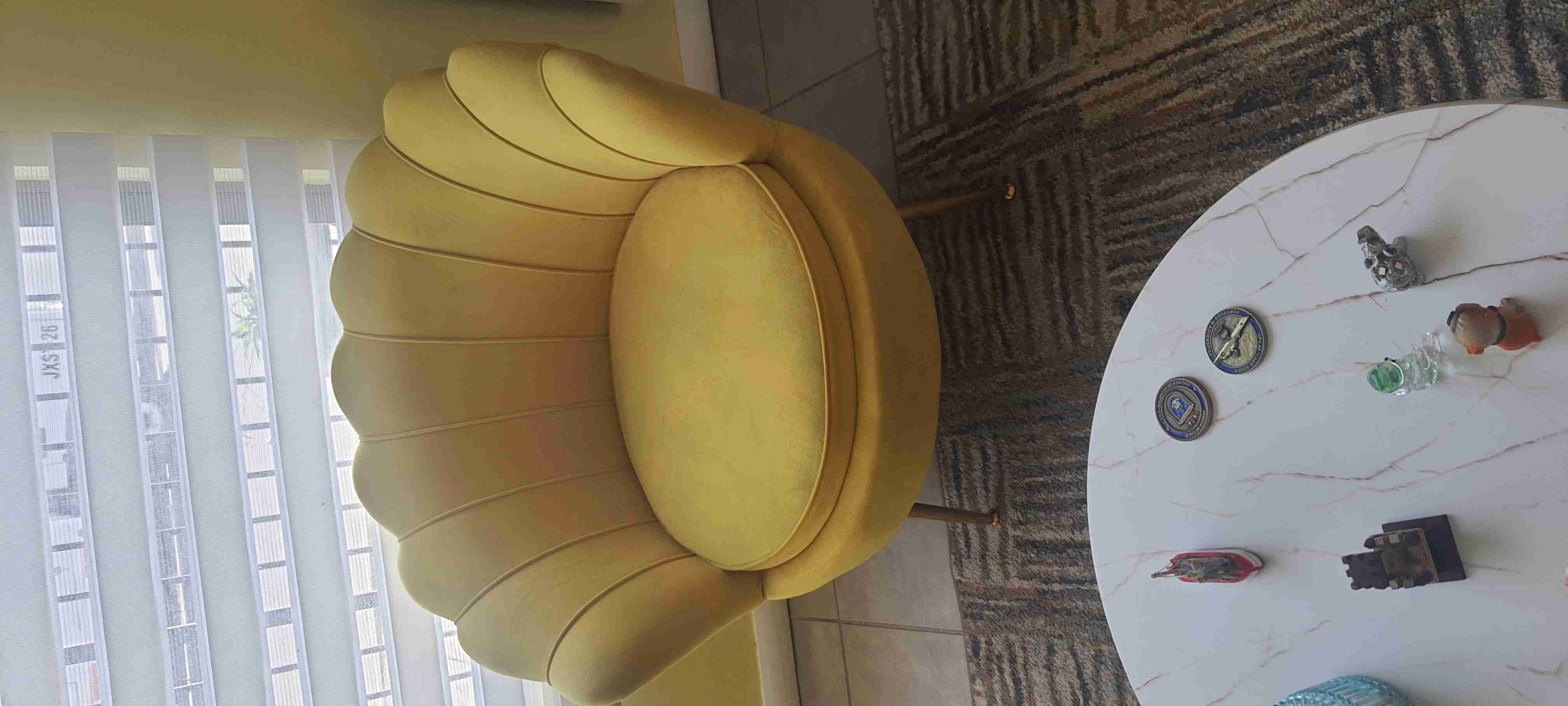 Sillón amarillo estilo moderno