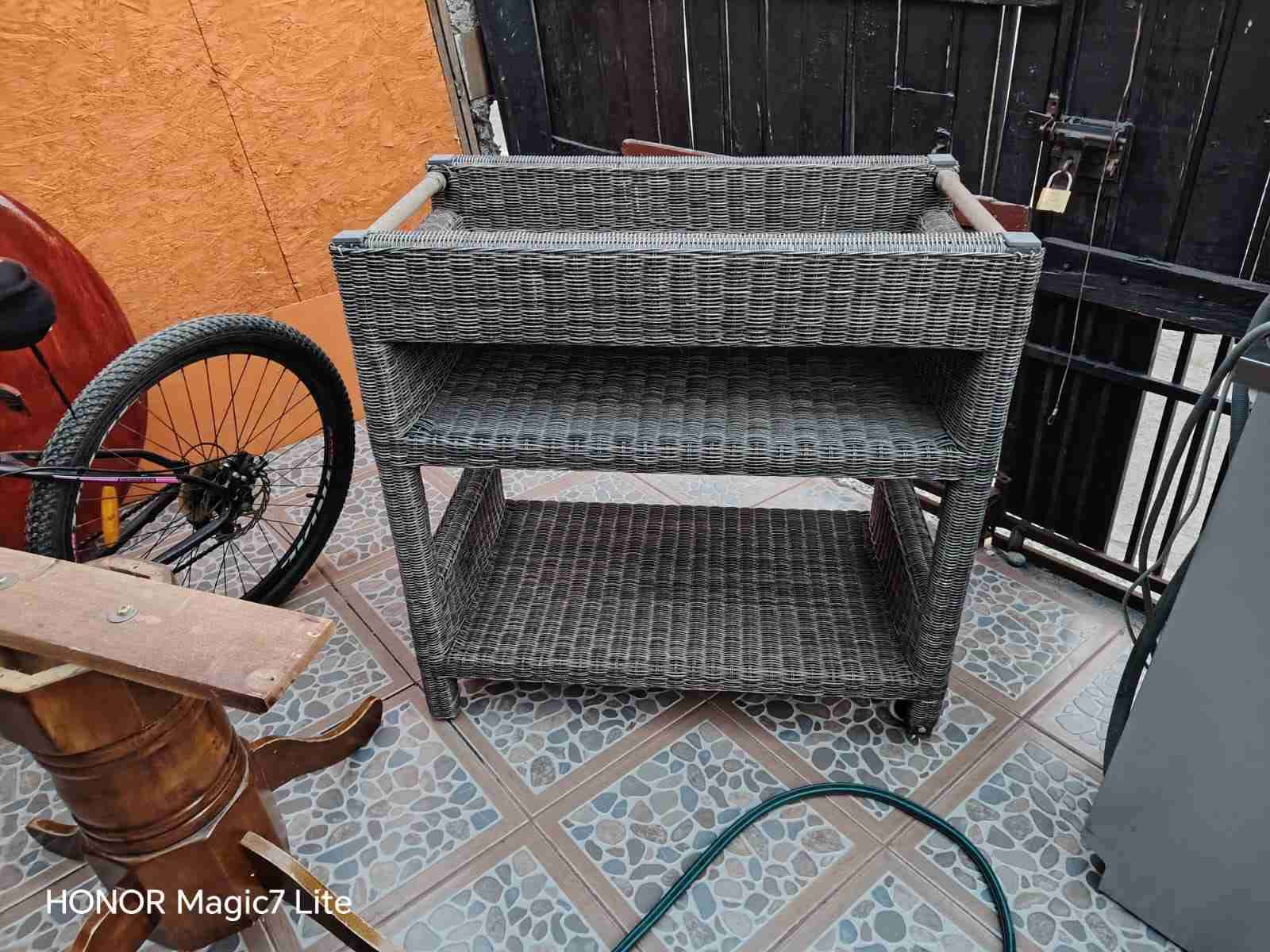 Estantería de ratán con ruedas