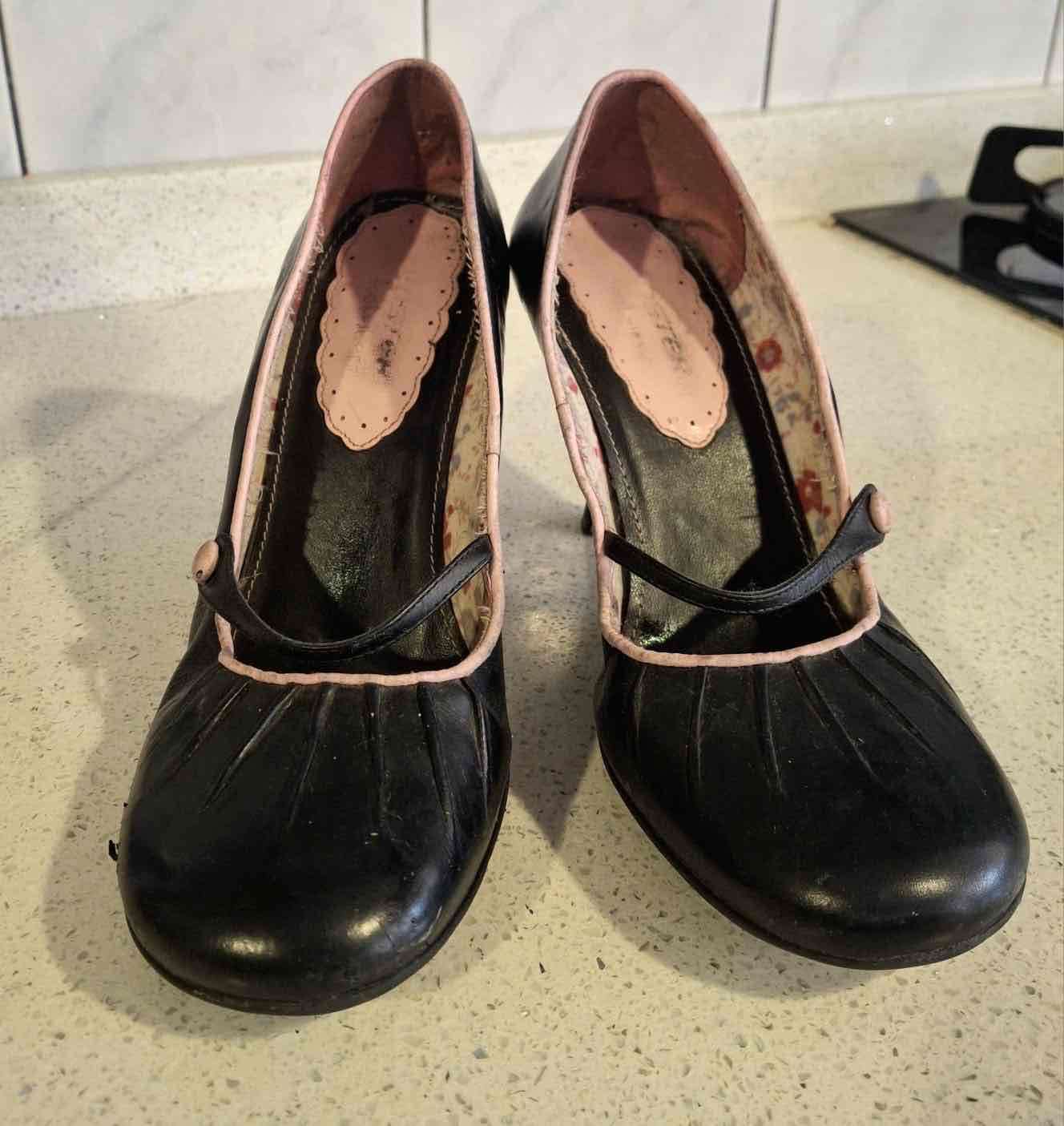 Zapatos de tacón negros con borde rosa