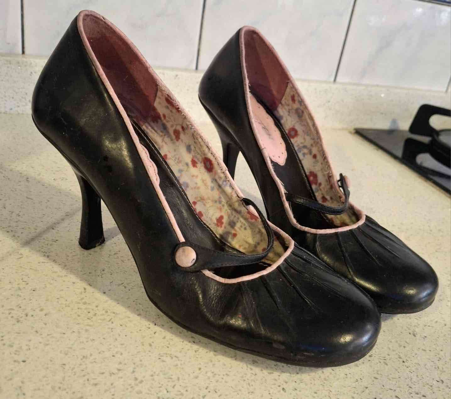 Zapatos de tacón negros con borde rosa - miniatura 2