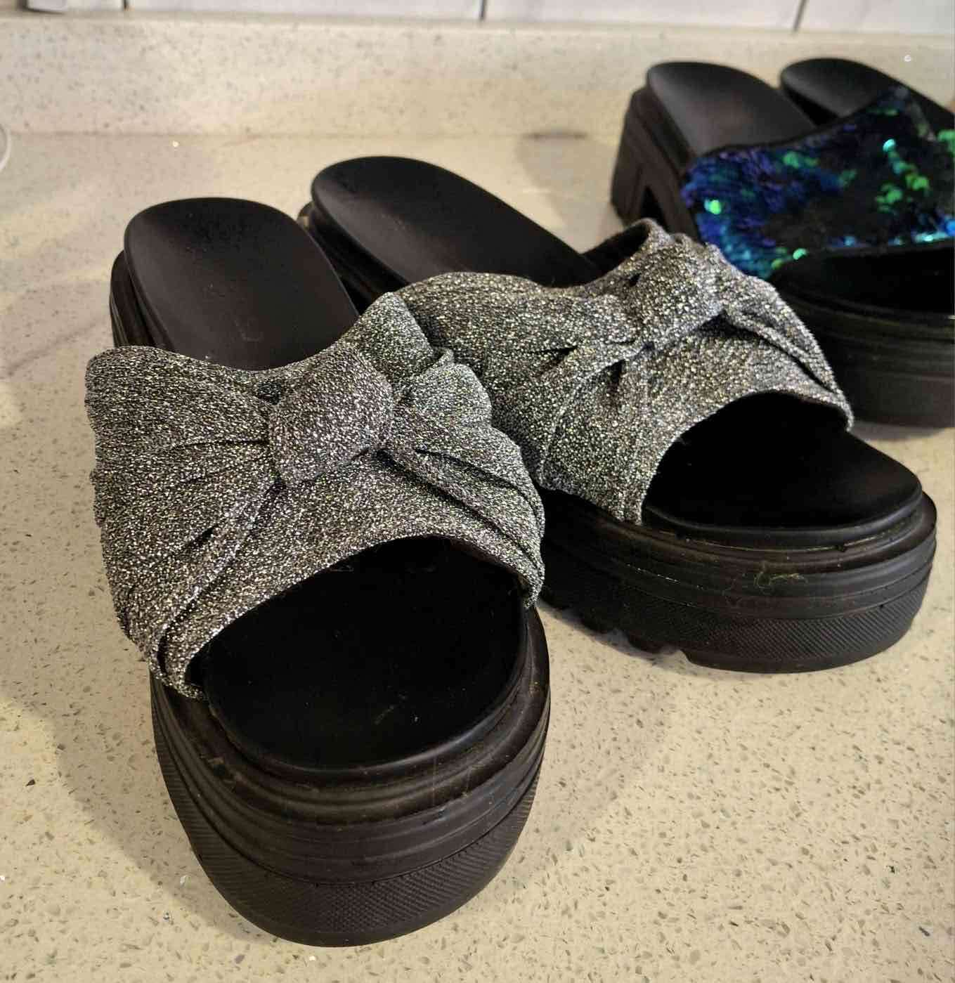 Sandalias con plataforma brillante americanino